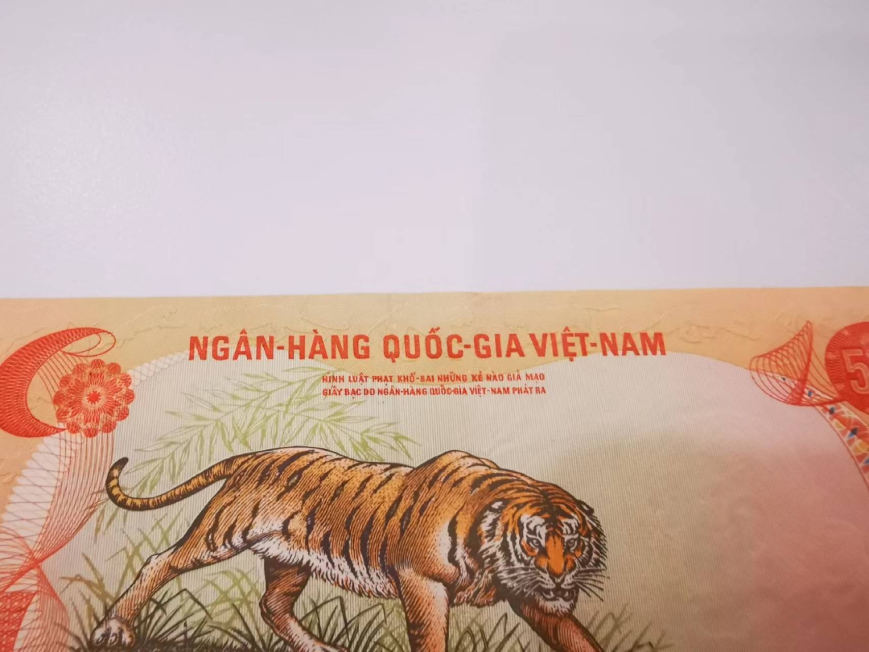 10.【鲸贝乐淘★道德经】“皆知善之为善，斯不善已”号拍卖 【越南🇻🇳】南越1972年200，500盾，4张，流通好品如图AUNC有中折