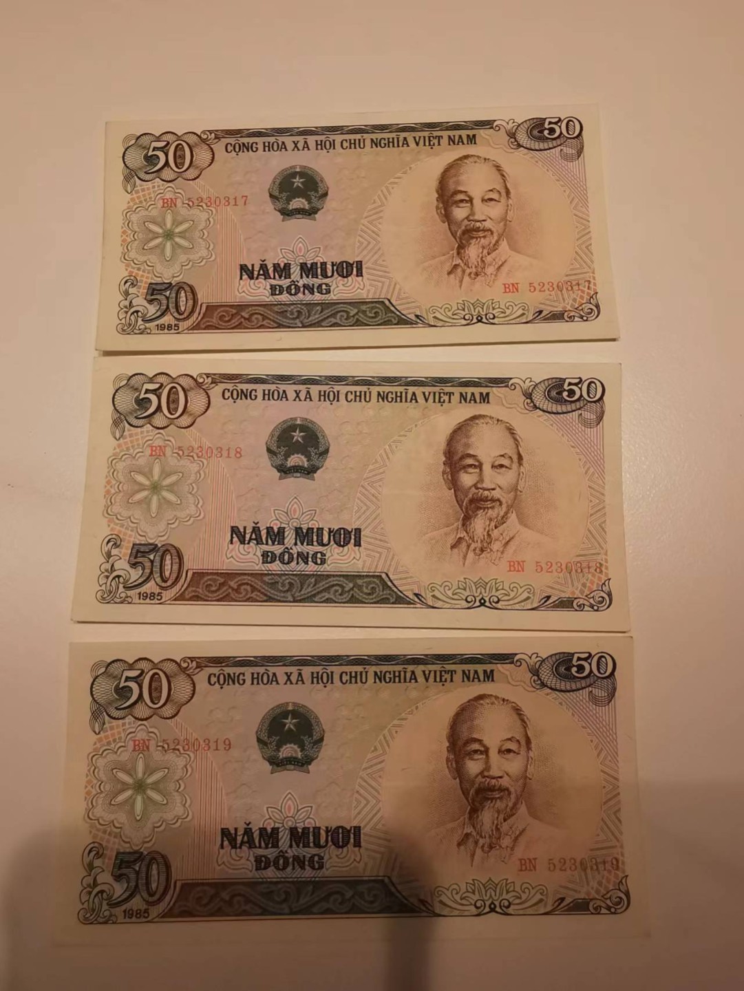 10.【鲸贝乐淘★道德经】“皆知善之为善，斯不善已”号拍卖 【越南🇻🇳】1985年50盾，3连号，全新全品UNC
