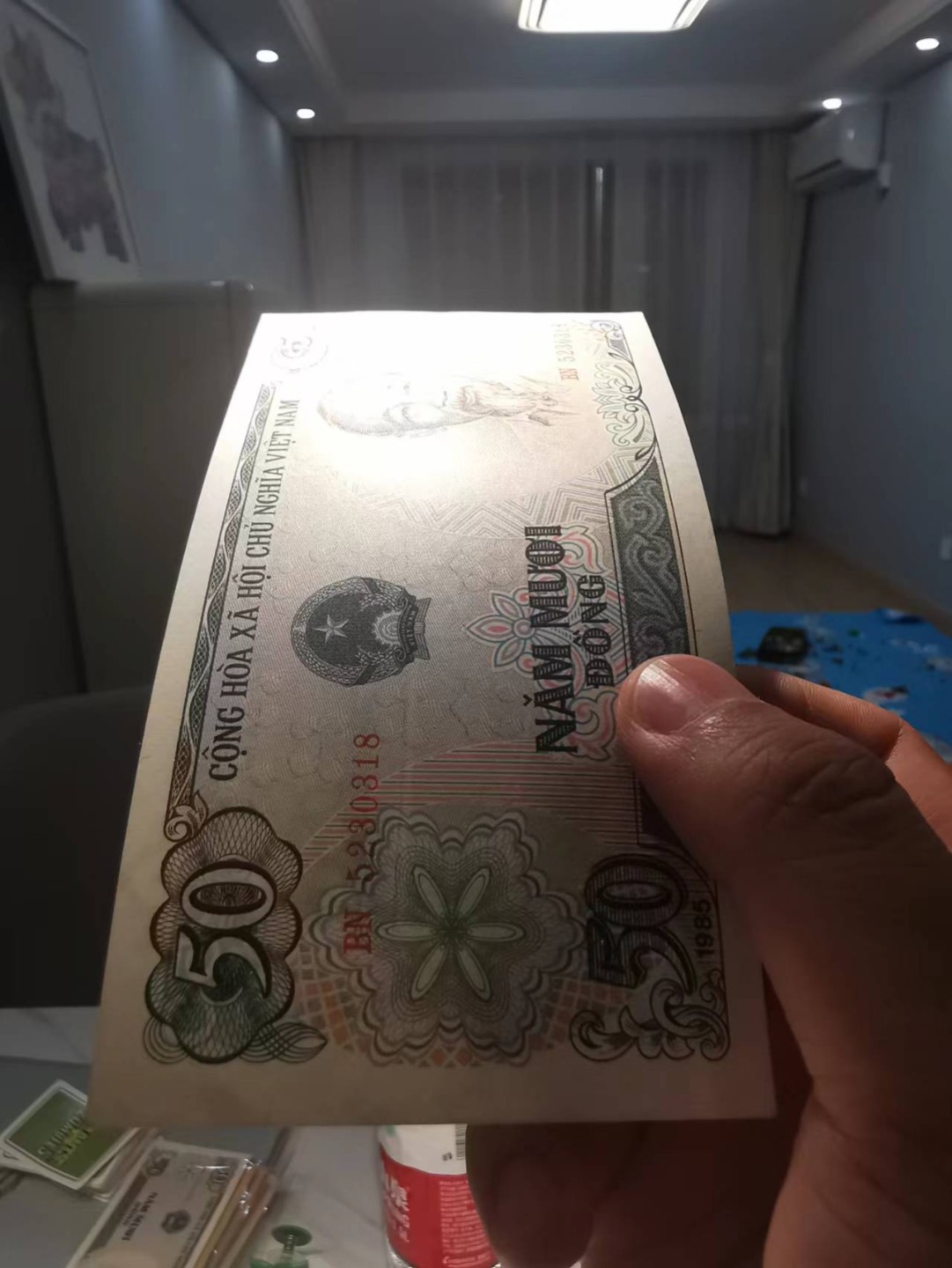 10.【鲸贝乐淘★道德经】“皆知善之为善，斯不善已”号拍卖 【越南🇻🇳】1985年50盾，3连号，全新全品UNC