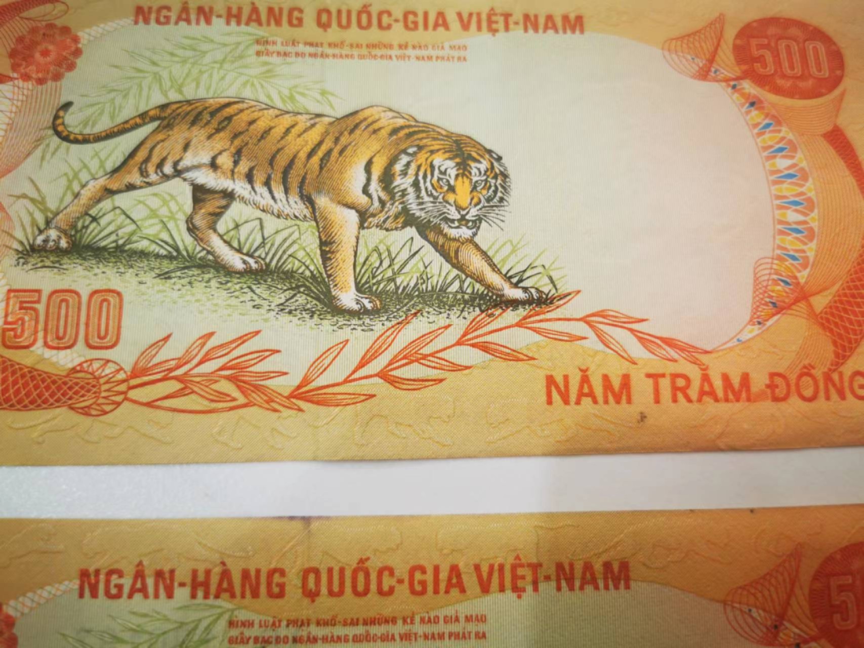 10.【鲸贝乐淘★道德经】“皆知善之为善，斯不善已”号拍卖 【越南🇻🇳】南越1972年200，500盾，4张，流通好品如图AUNC有中折