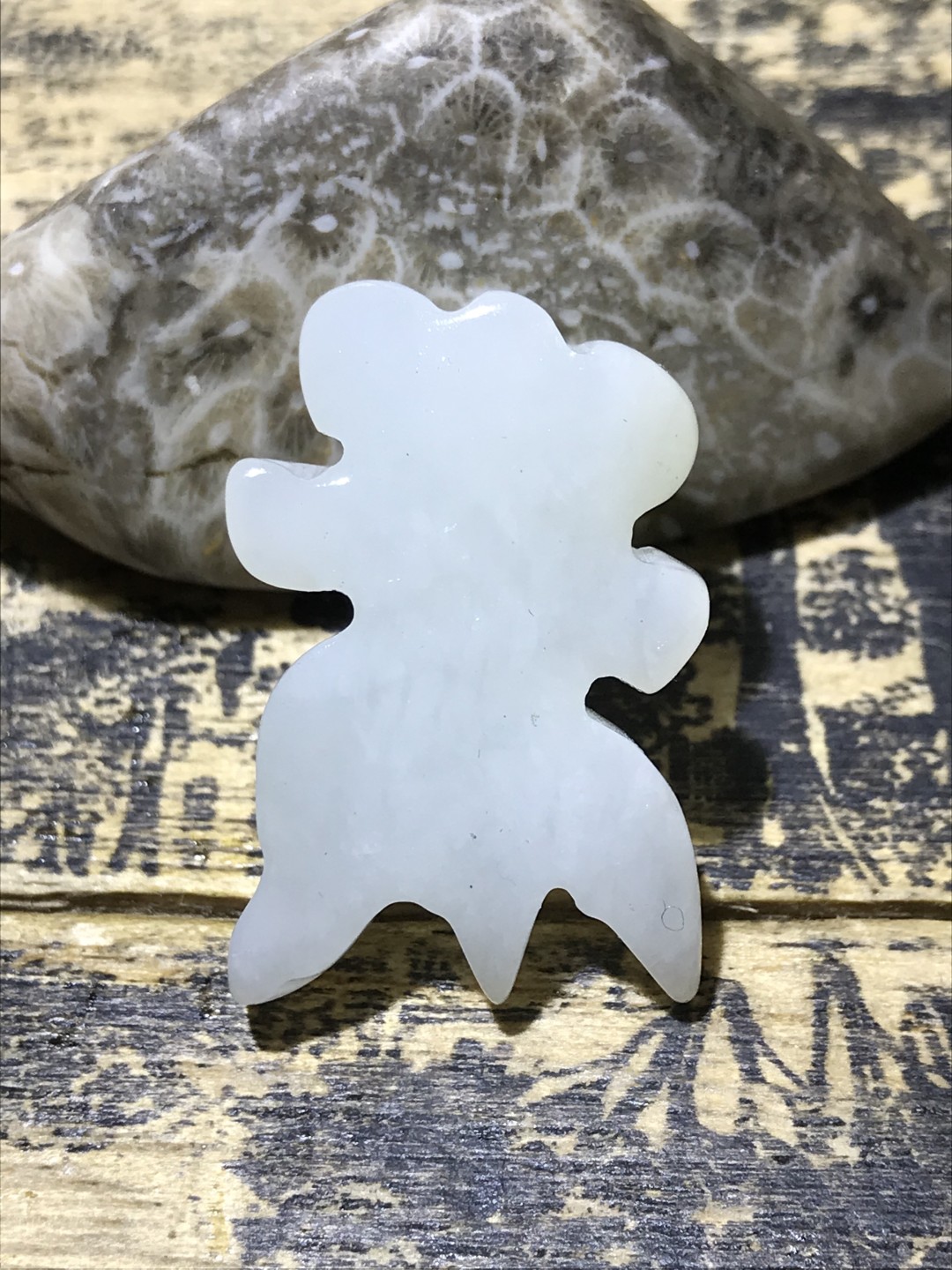 精美岫白玉雕刻金鱼一个