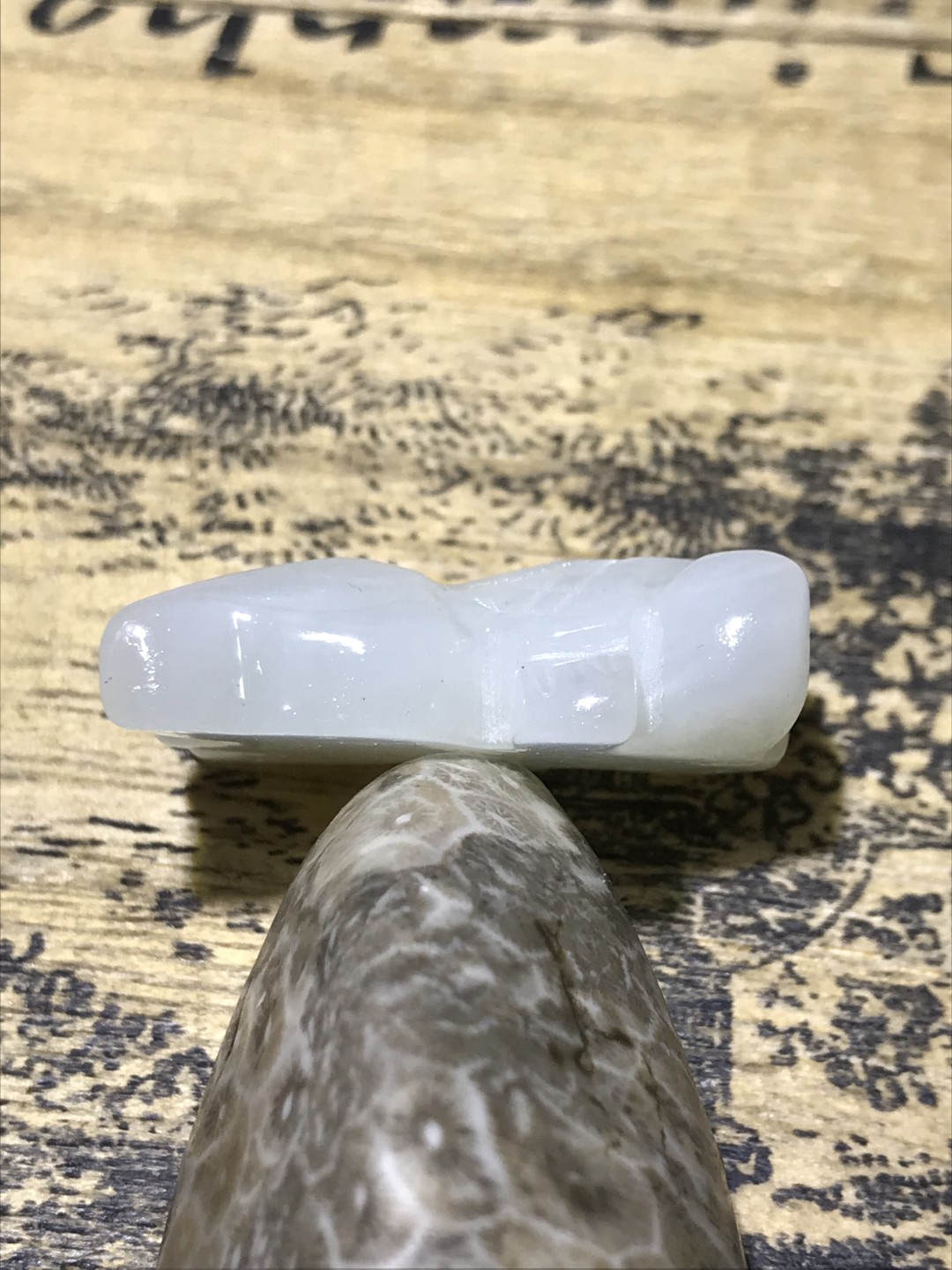 精美岫白玉雕刻金鱼一个