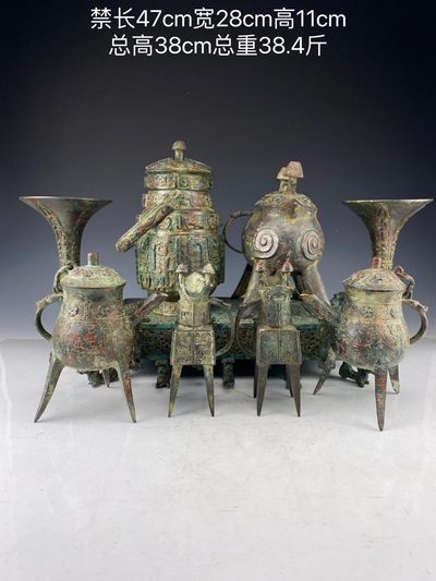 【收藏级】出青铜酒器一套，共9件，青铜禁、提梁卣、方斝、花瓢、 - 【收藏级】出青铜酒器一套，共9件，青铜禁、提梁卣、方斝、花瓢、