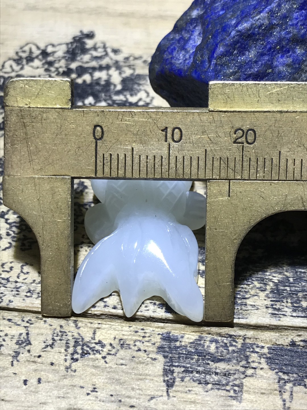 精美岫白玉雕刻金鱼一个
