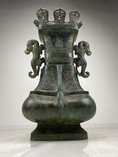 【收藏级】一件礼器——“莲盖夔龙纹”青铜方壶。 - 【收藏级】一件礼器——“莲盖夔龙纹”青铜方壶。