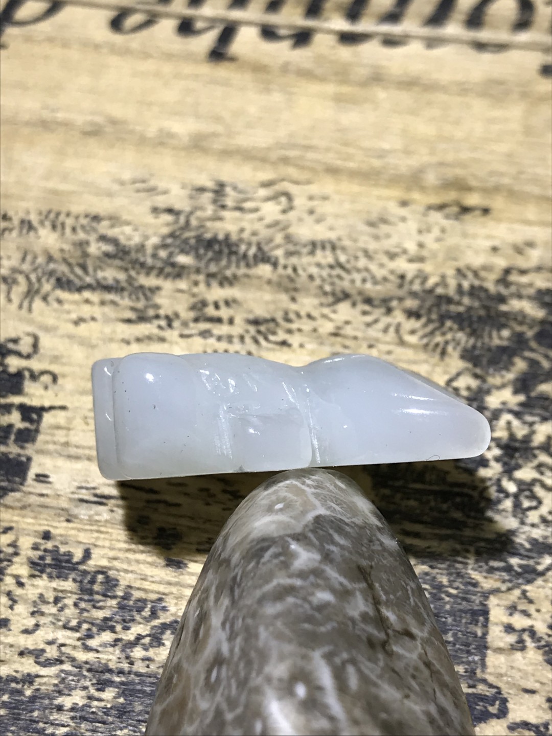 精美岫白玉雕刻金鱼一个