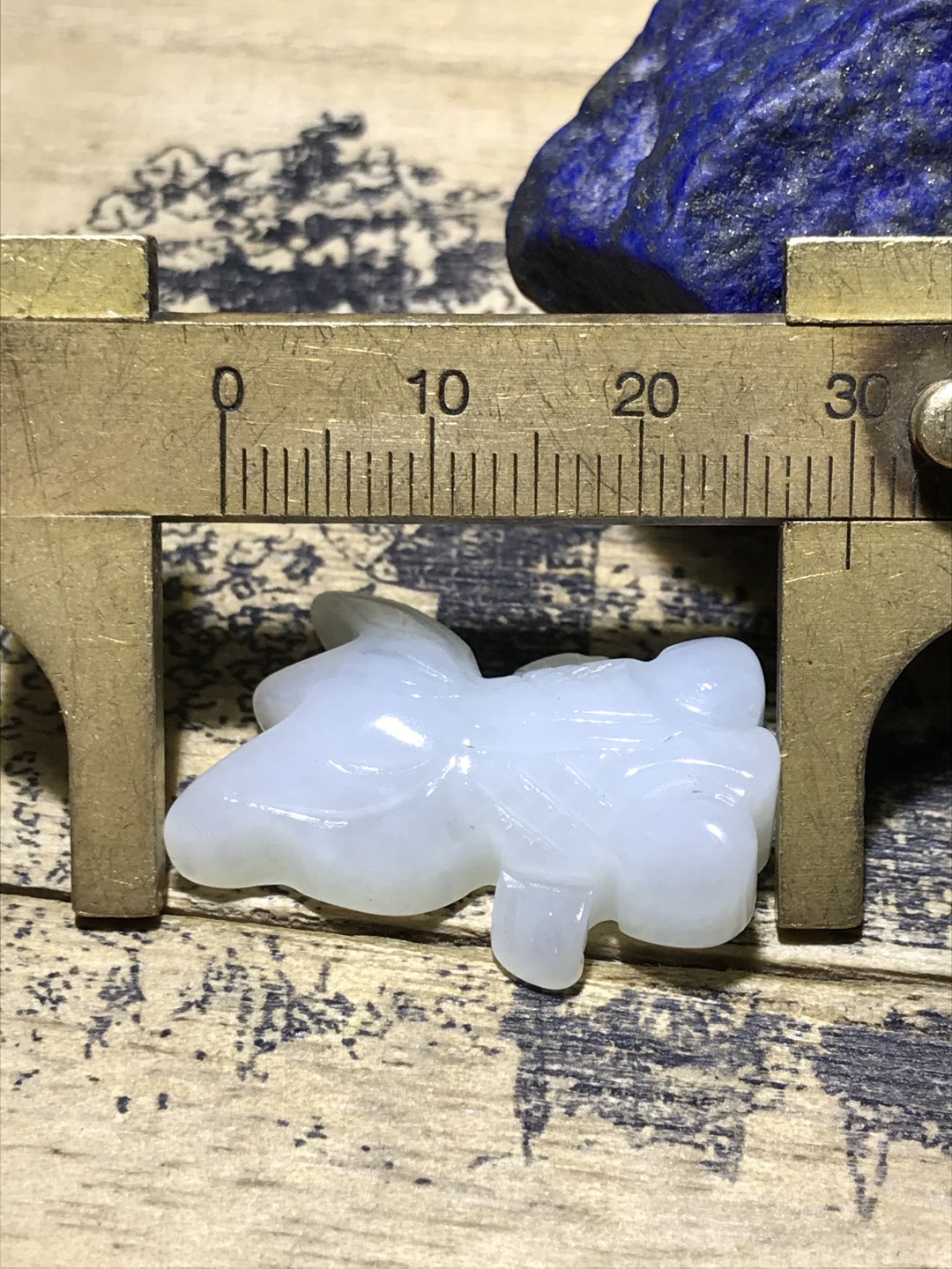 精美岫白玉雕刻金鱼一个
