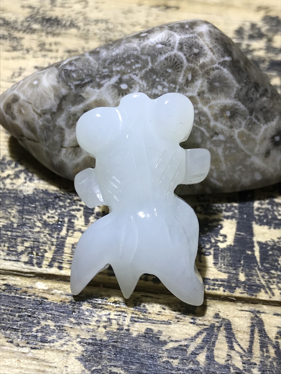 精美岫白玉雕刻金鱼一个