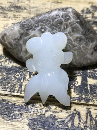 精美岫白玉雕刻金鱼一个 - 精美岫白玉雕刻金鱼一个
