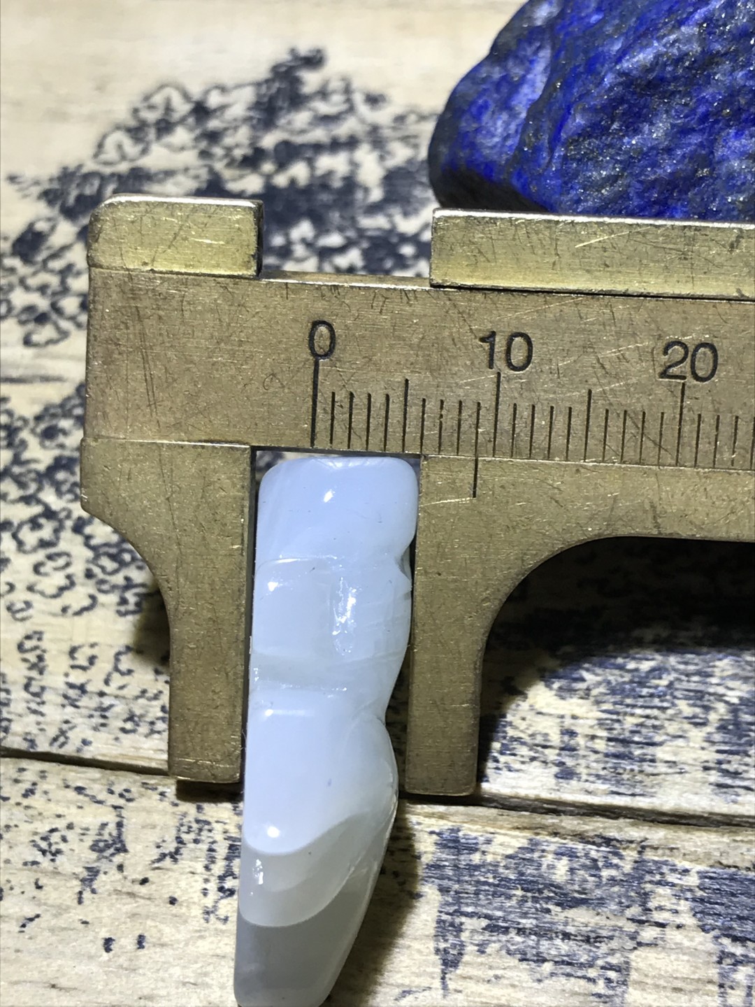 精美岫白玉雕刻金鱼一个