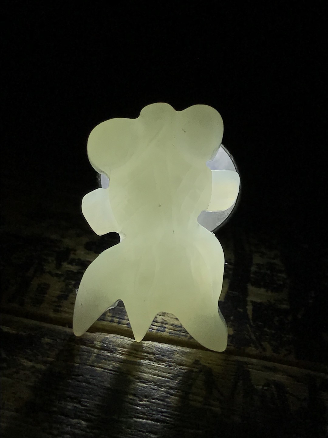 精美岫白玉雕刻金鱼一个