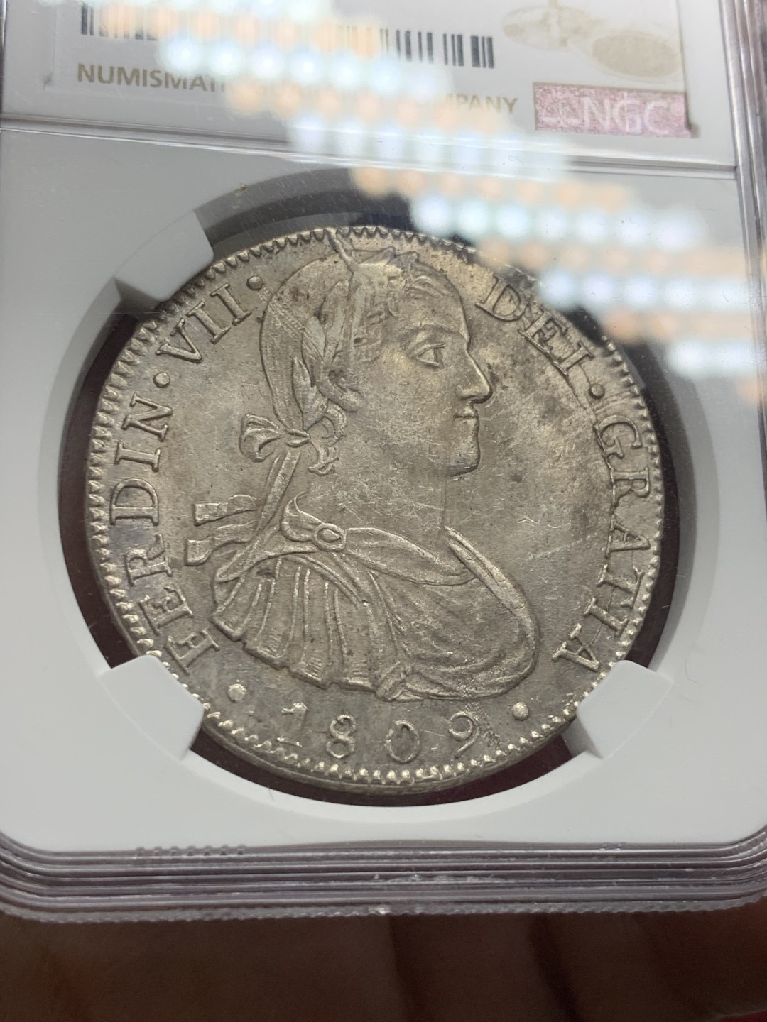 《竞宝斋》第63场-本周日 （全场不限金额包邮） NGC-UNCD 墨西哥双柱 费迪南七世 1809 TH   8里亚尔    费七过度年份  臆想头像 非常少见头像  光度一流 双柱热门  原味包浆 收藏最佳