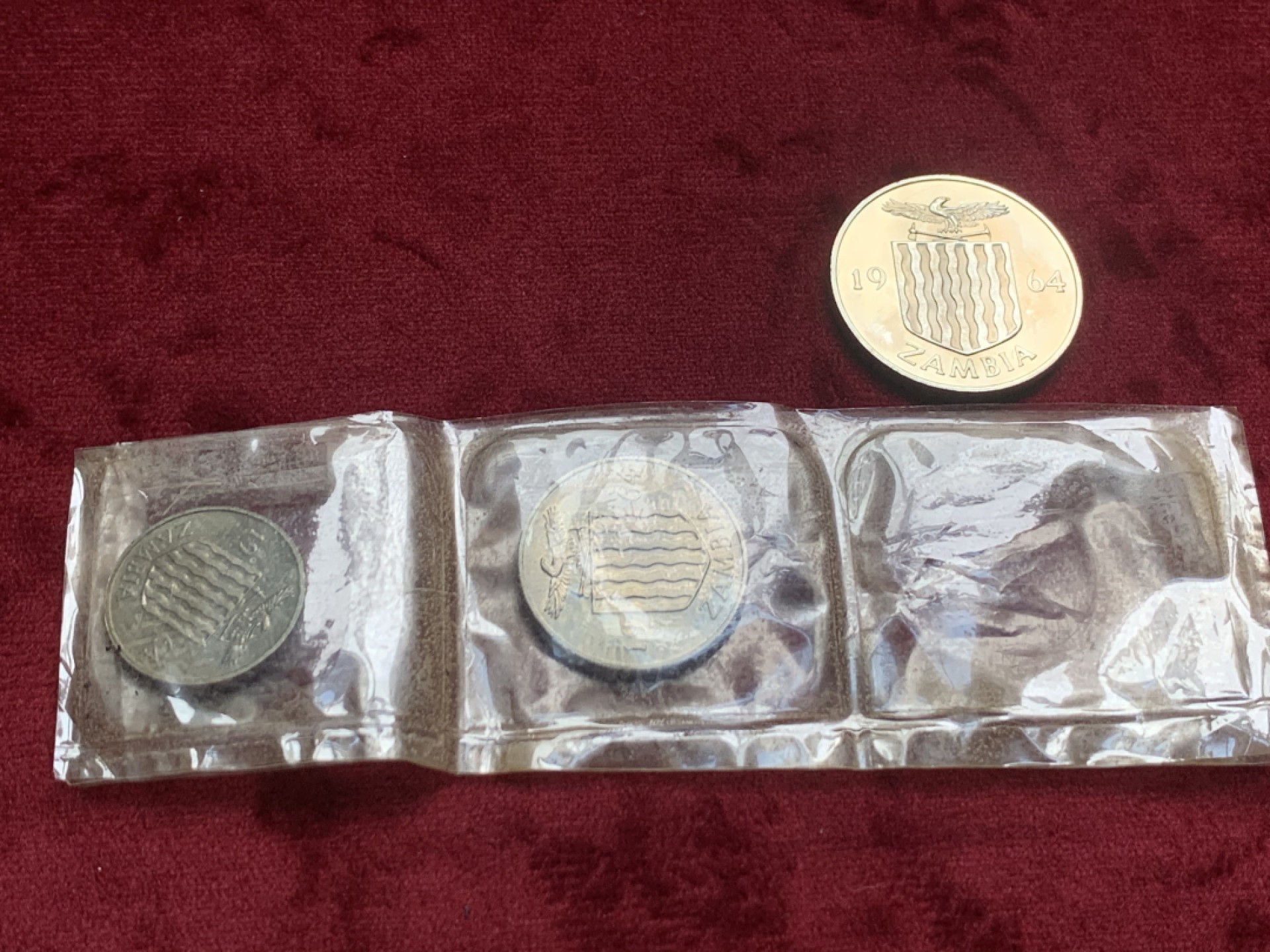 《竞宝斋》第63场-本周日 （全场不限金额包邮） 赞比亚原盒精制套币1964年精制套币独立后首套