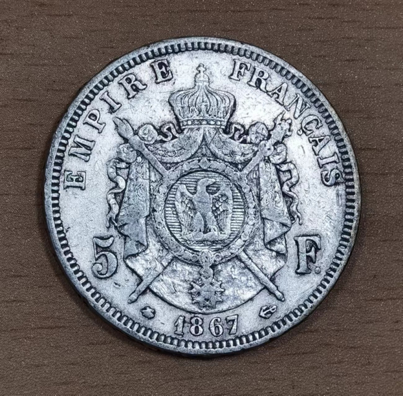 北京马甸外币专卖微拍第七十六期，外国金银币专场，陆续上新，欢迎关注。欢迎  1867年法国拿破仑三世5法郎银币，重25克，成色900，品相如图 