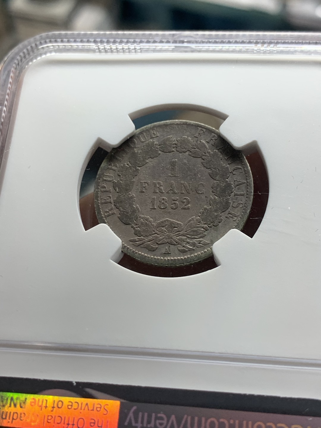 《竞宝斋》第63场-本周日 （全场不限金额包邮） ngc评级1852年拿破仑三世独年总统版1法郎，1法郎要比5法郎少见的多，流通极其充分，基本看不见好品，书价也极高，vf20就要80刀，同分5法郎只要30刀。