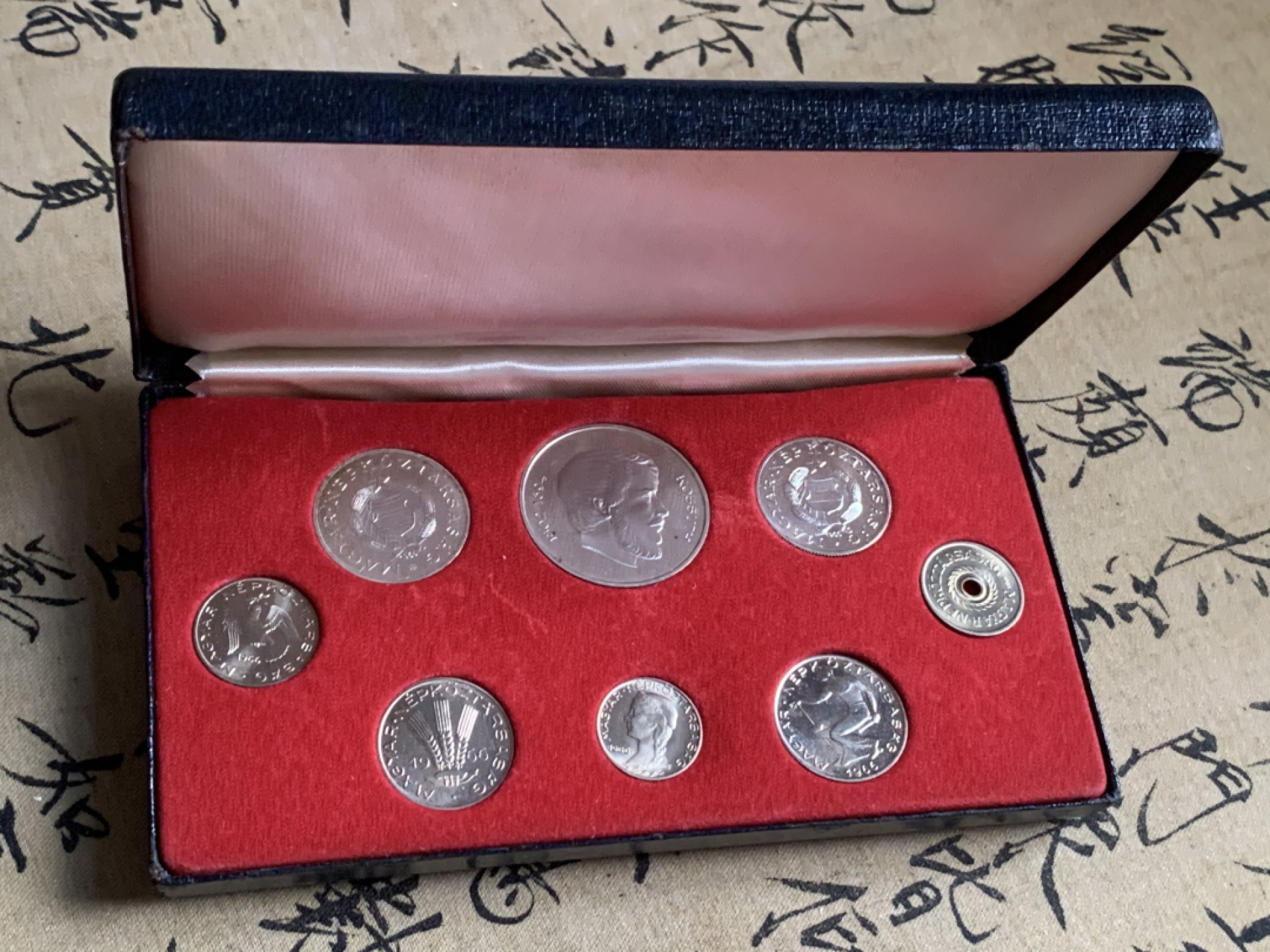 《竞宝斋》第63场-本周日 （全场不限金额包邮） 匈牙利1966年精制套币proof set特殊版别特殊材质