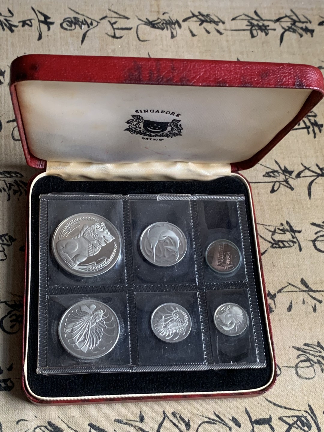 《竞宝斋》第63场-本周日 （全场不限金额包邮） 新加坡1968年原盒精制套币比第一年封装更加精细更少见