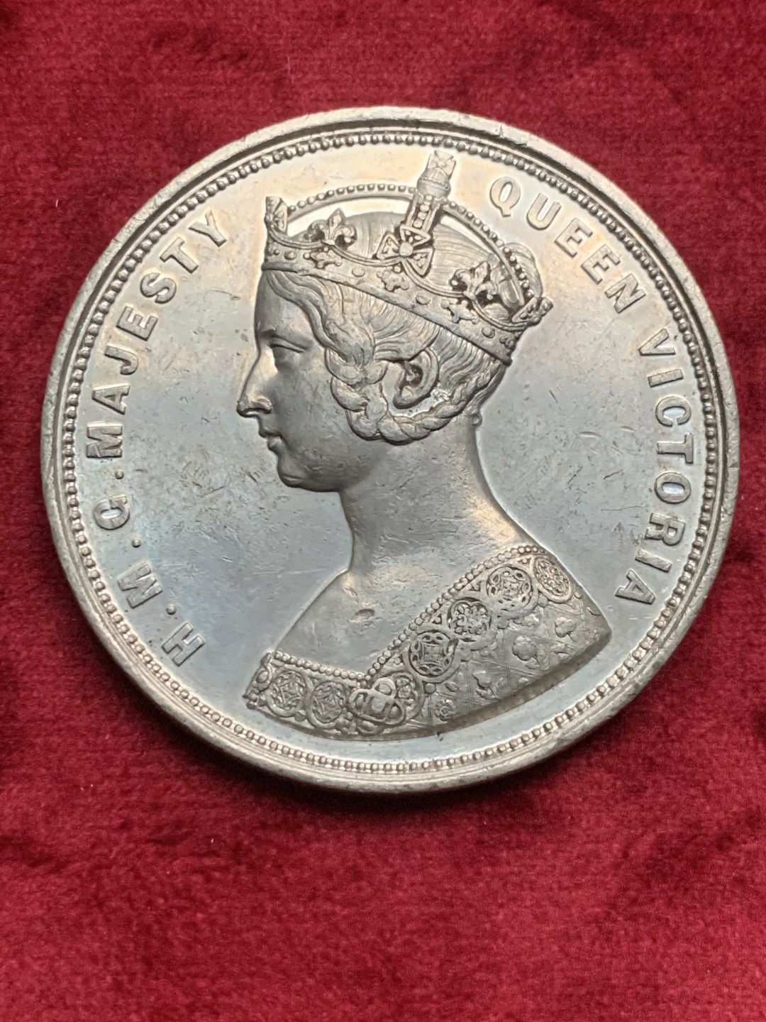 《竞宝斋》第63场-本周日 （全场不限金额包邮） 英国1862年 维多利亚女王  世界博览会纪念章 介绍了世博的规模及建筑特点