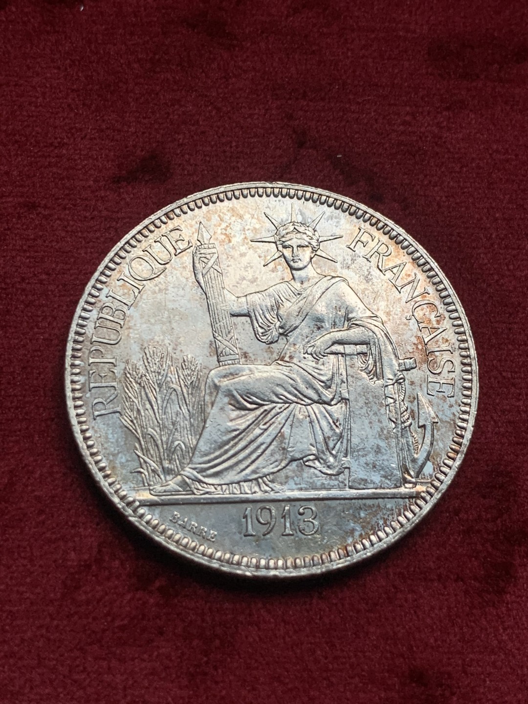 《竞宝斋》第63场-本周日 （全场不限金额包邮） 法属印支1913年全脸坐洋一元银币UNC  淡彩，有轻微清洗痕迹