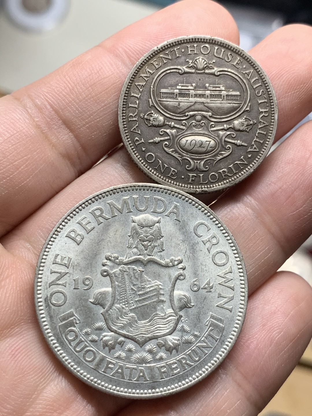 《竞宝斋》第63场-本周日 （全场不限金额包邮） 1964年英属百慕大1克朗大银币bu品相和1927年澳大利亚国会大厦落成纪念1弗洛林纪念银币好品一对。