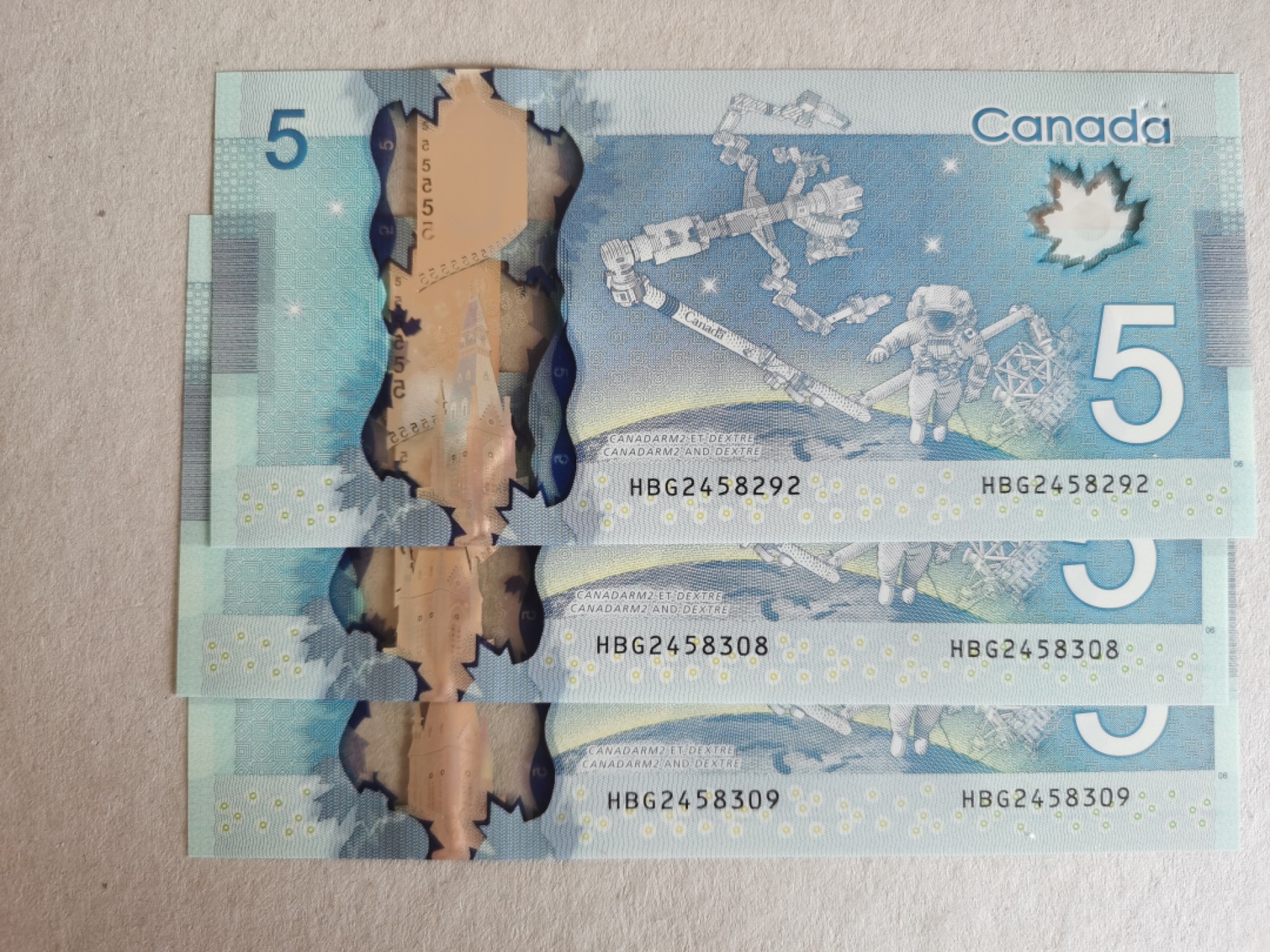《外钞收藏家》第一百八十一期拍卖 加拿大塑料钞5刀 三张首签 不是普通冠号 全新UNC