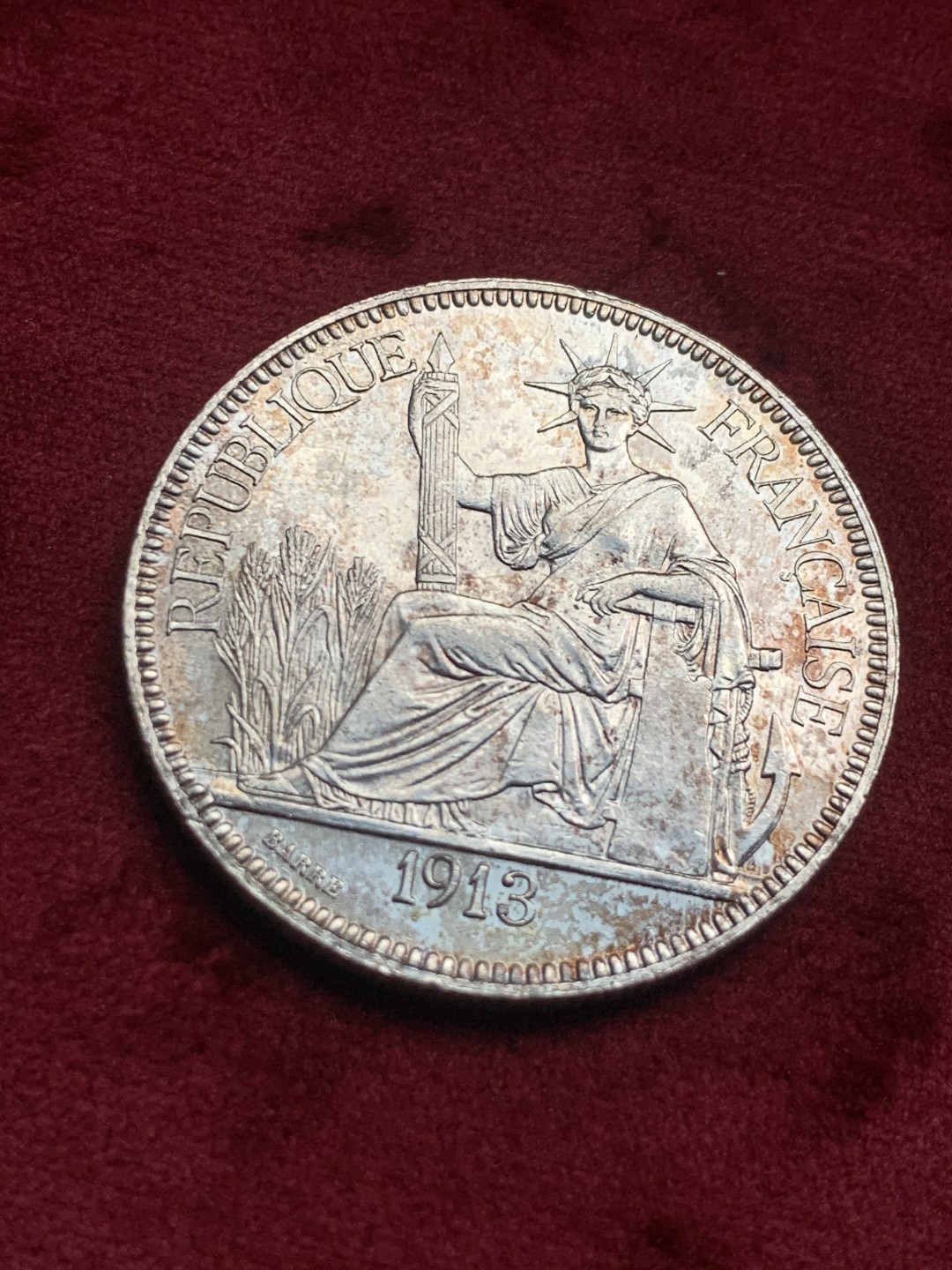 《竞宝斋》第63场-本周日 （全场不限金额包邮） 法属印支1913年全脸坐洋一元银币UNC  淡彩，有轻微清洗痕迹