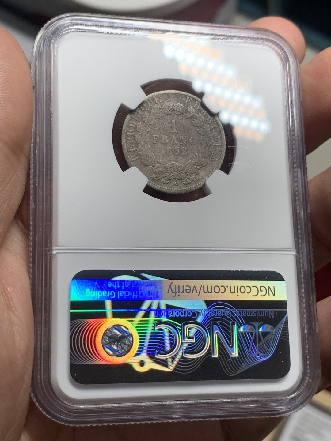 《竞宝斋》第63场-本周日 （全场不限金额包邮） ngc评级1852年拿破仑三世独年总统版1法郎，1法郎要比5法郎少见的多，流通极其充分，基本看不见好品，书价也极高，vf20就要80刀，同分5法郎只要30刀。