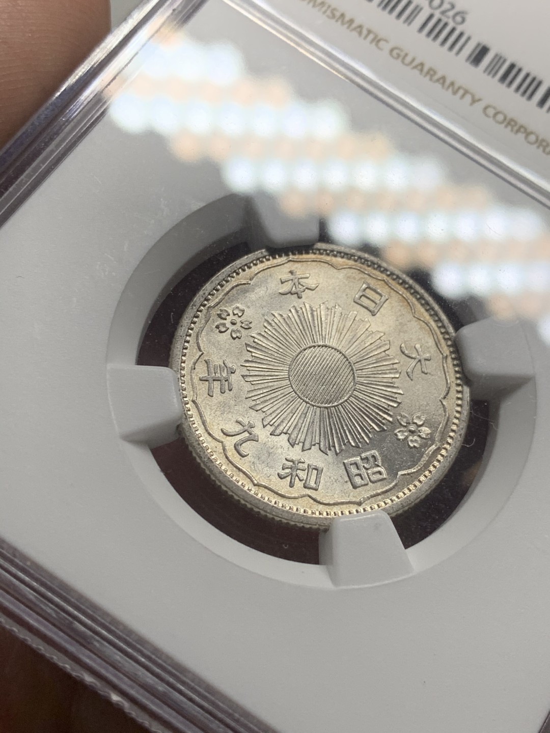 《竞宝斋》第63场-本周日 （全场不限金额包邮） NGC-MS64 日本 1934年 50钱 双凤 银币 昭和九年 经典双凤品种，年份尚可，霜光明显，高分小精品。