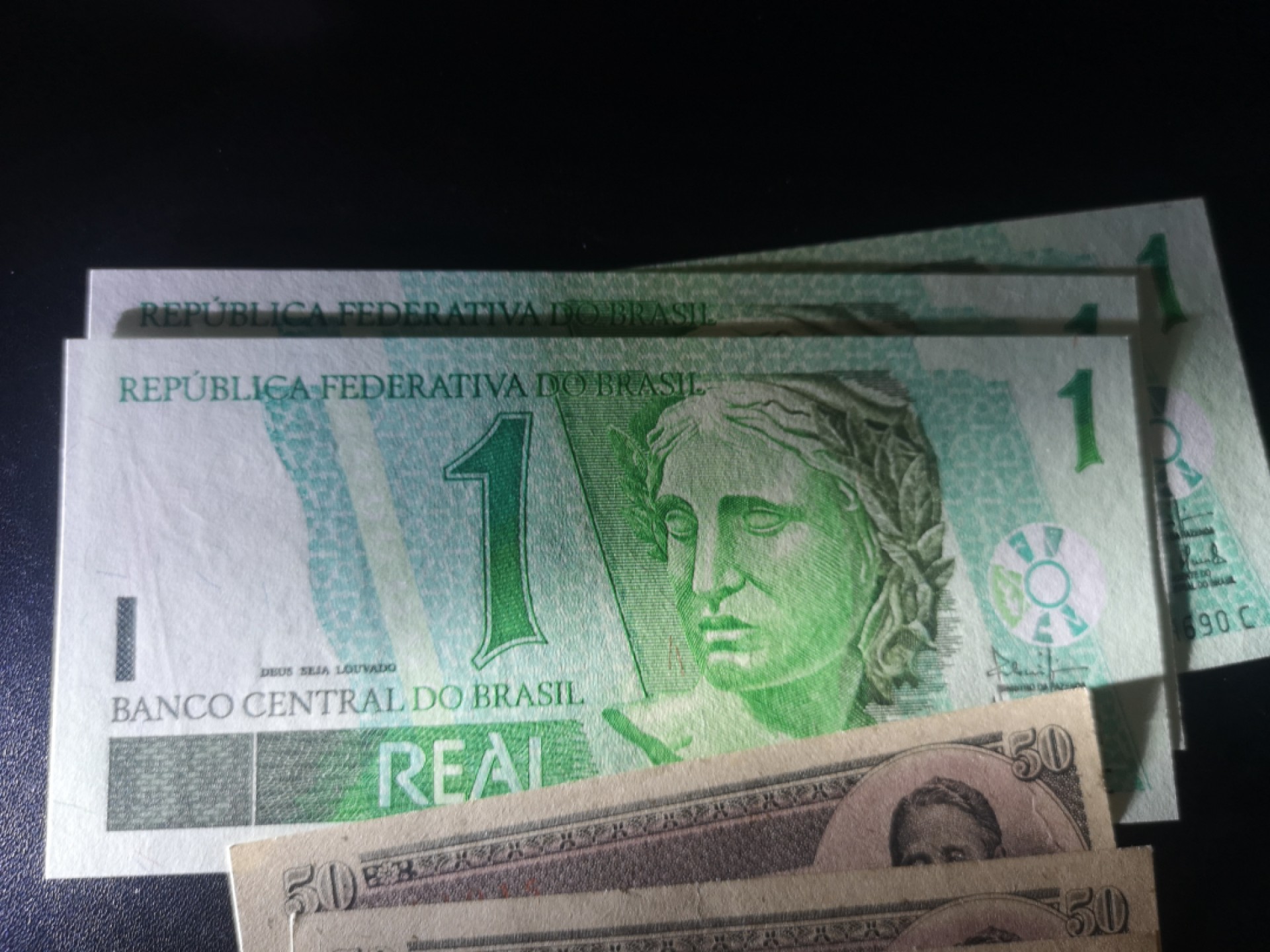 《外钞收藏家》第一百八十一期拍卖 越南2盾、日元三张 AU品相  巴西三张全新 一起