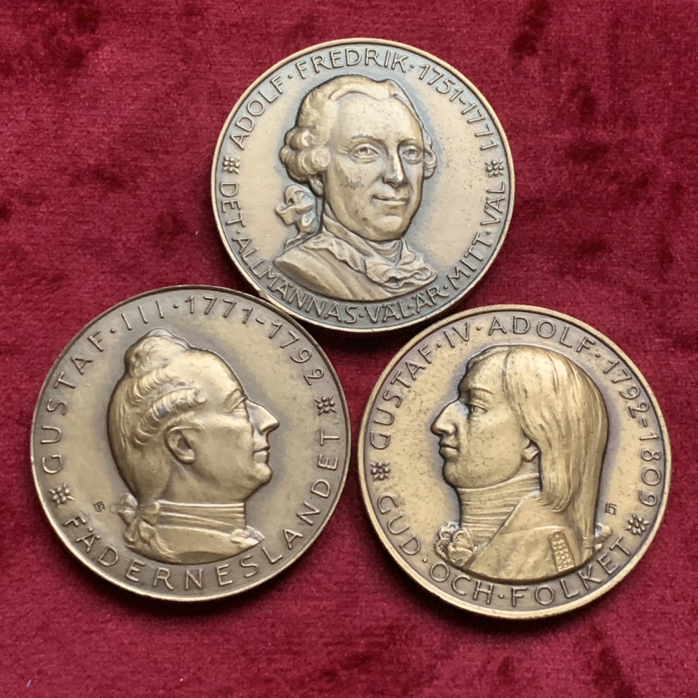 《竞宝斋》第63场-本周日 （全场不限金额包邮） 瑞典 纪念章 3枚一组 边铭带编号 40mm直径 总重128.7克