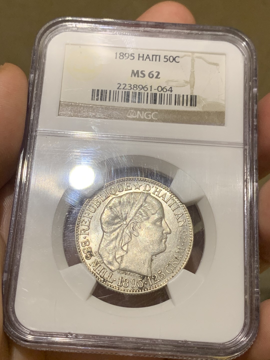 《竞宝斋》第63场-本周日 （全场不限金额包邮） NGC—ms62 1895年海地半圆银币，这个品种大部分就算给分也是有清洗的，这枚状态很好没下过水清洗且全深打，海地银币一直在涨，好品越来越难求