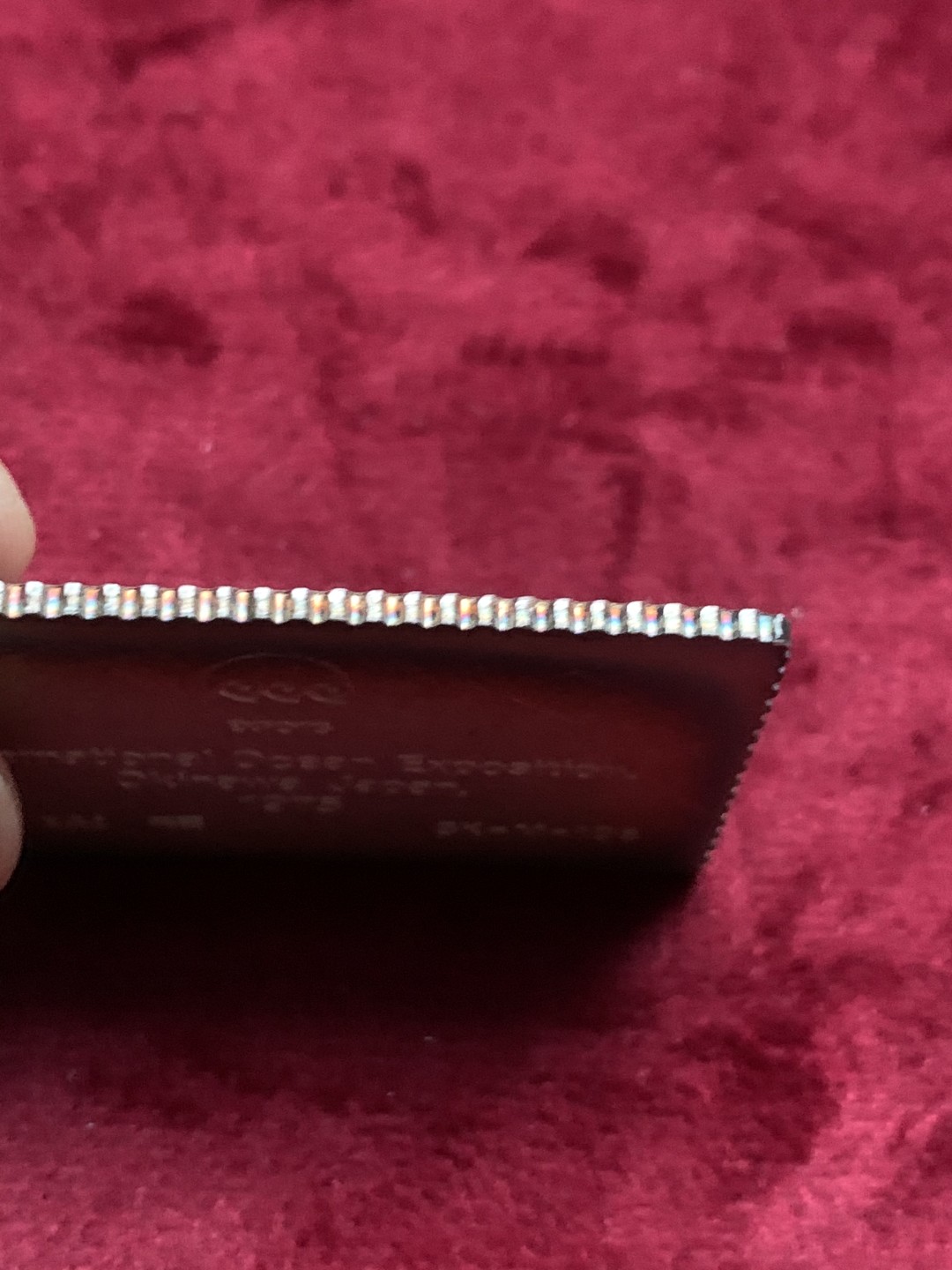 《竞宝斋》第63场-本周日 （全场不限金额包邮） 日本 1975年 纯银 纪念章 重32.8克  正面为七宝烧工艺 背面五彩，状态也比较好