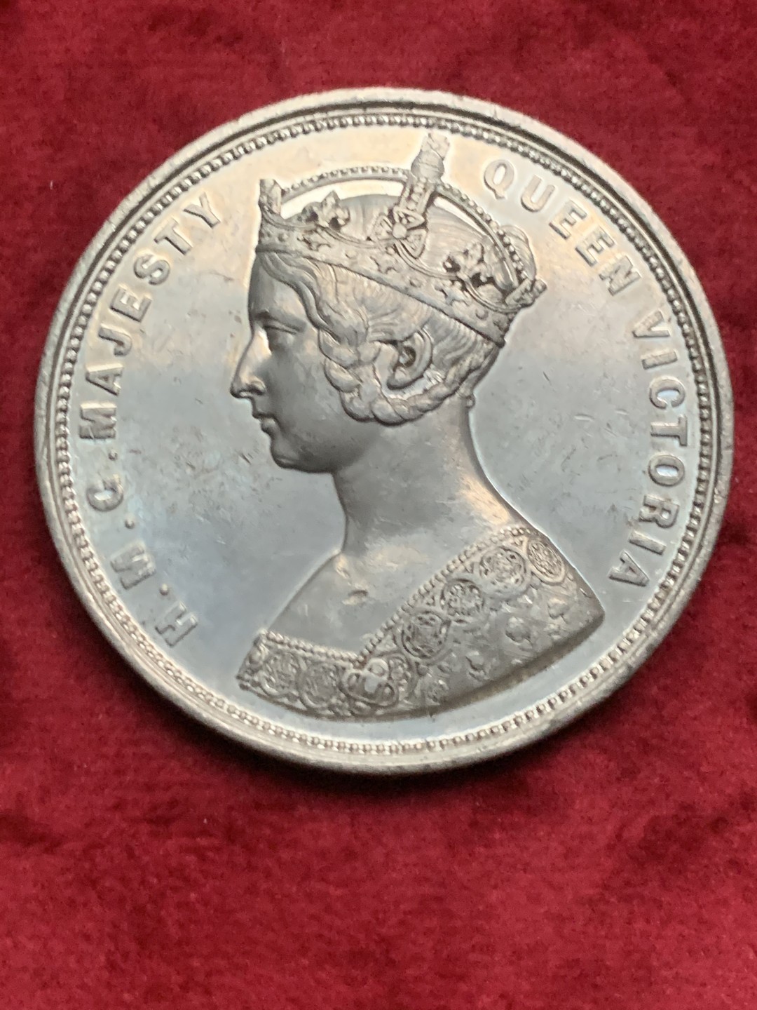 《竞宝斋》第63场-本周日 （全场不限金额包邮） 英国1862年 维多利亚女王  世界博览会纪念章 介绍了世博的规模及建筑特点