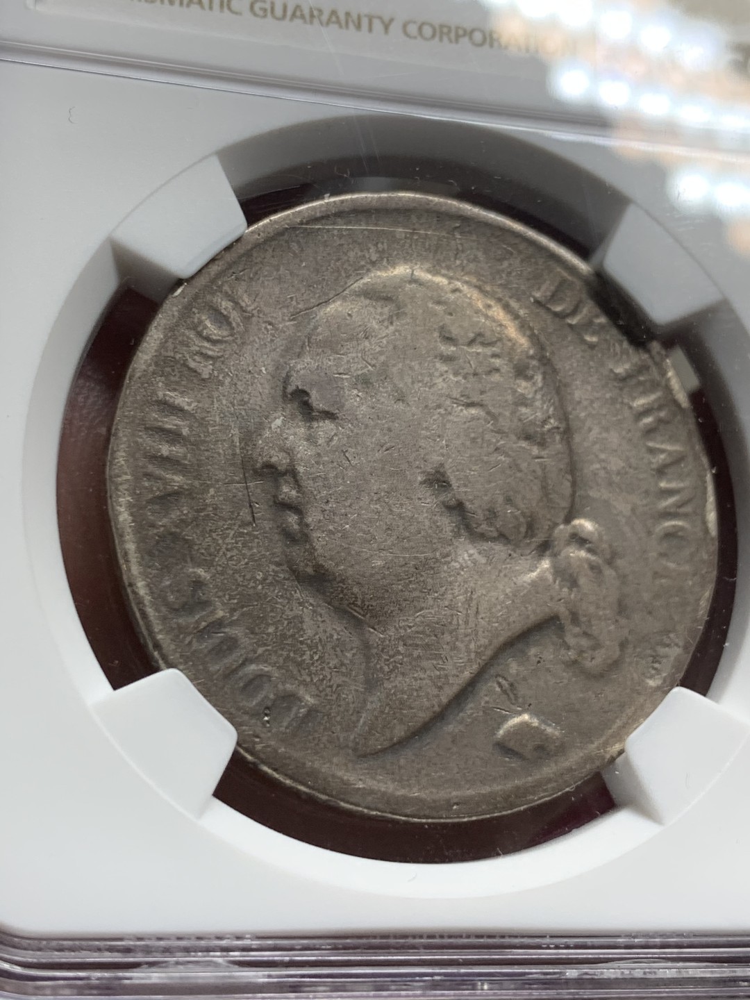 《竞宝斋》第63场-本周日 （全场不限金额包邮） 挑战最低分，ngc 10分1822年 法国 路易十八5法郎，其实背面细节还是不错的，人像面拉胯，w厂也是比较少见的厂别，典型的欧洲紫罗兰包浆，算个趣味品吧。