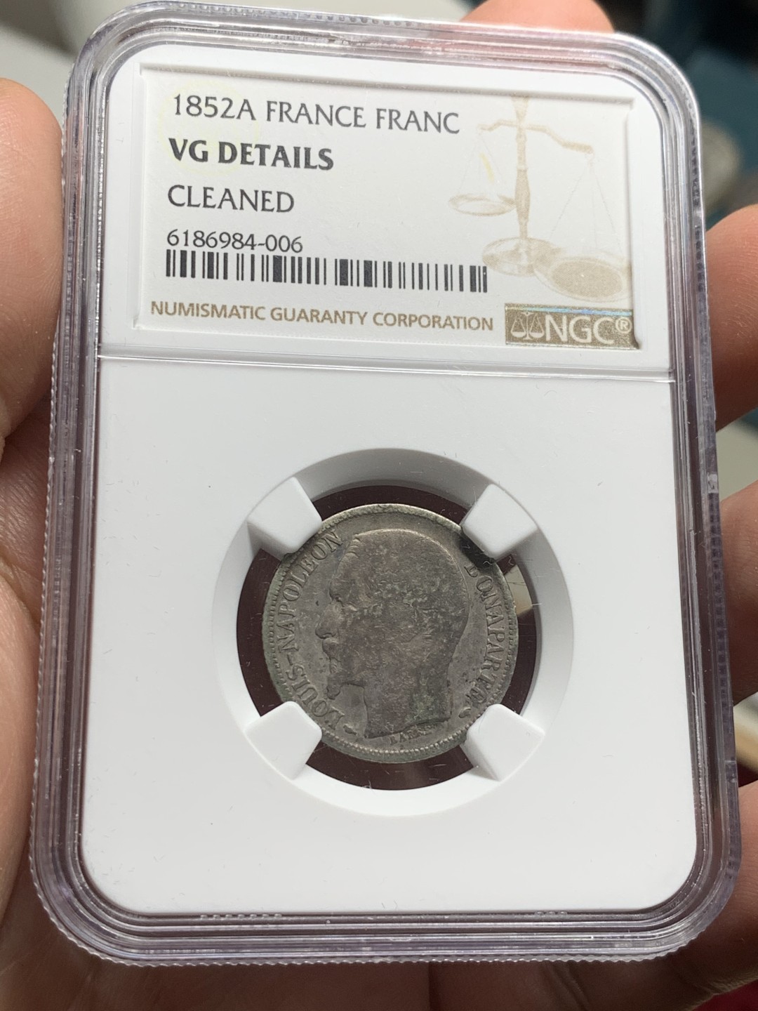《竞宝斋》第63场-本周日 （全场不限金额包邮） ngc评级1852年拿破仑三世独年总统版1法郎，1法郎要比5法郎少见的多，流通极其充分，基本看不见好品，书价也极高，vf20就要80刀，同分5法郎只要30刀。