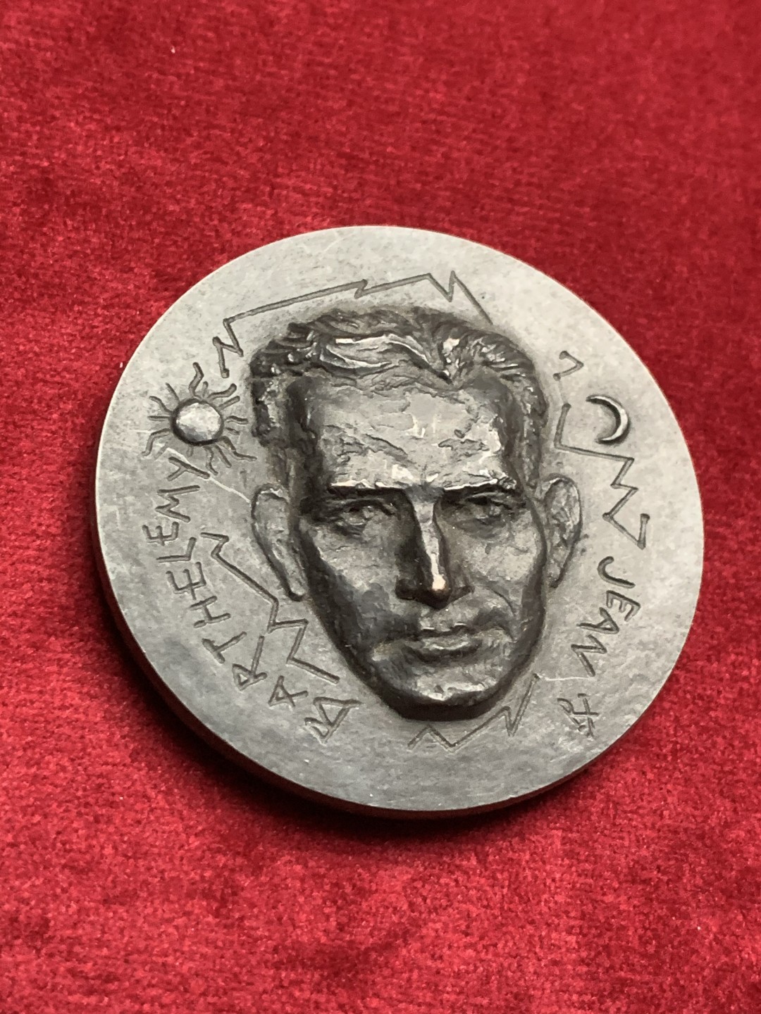 《竞宝斋》第63场-本周日 （全场不限金额包邮） 原盒法国1970年演员人像大铜章高浮雕 50mm，85克，BRONZE铜标