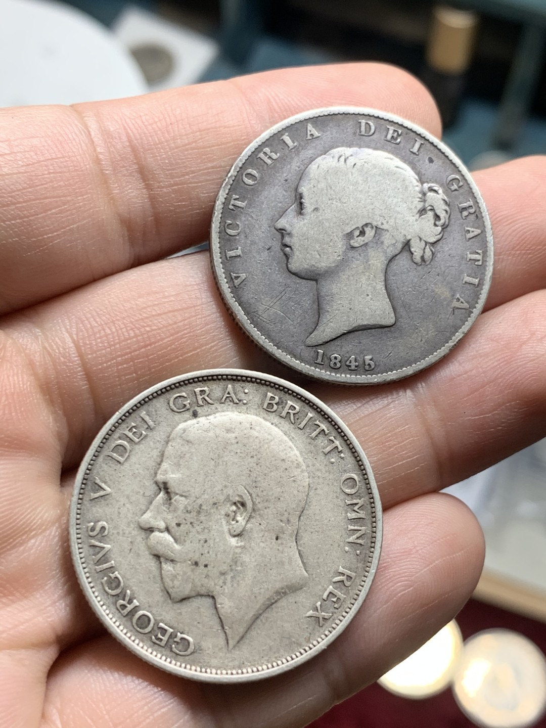 《竞宝斋》第63场-本周日 （全场不限金额包邮） 青年维多利亚、早期高银版乔治五世半克朗一对，流通好品。