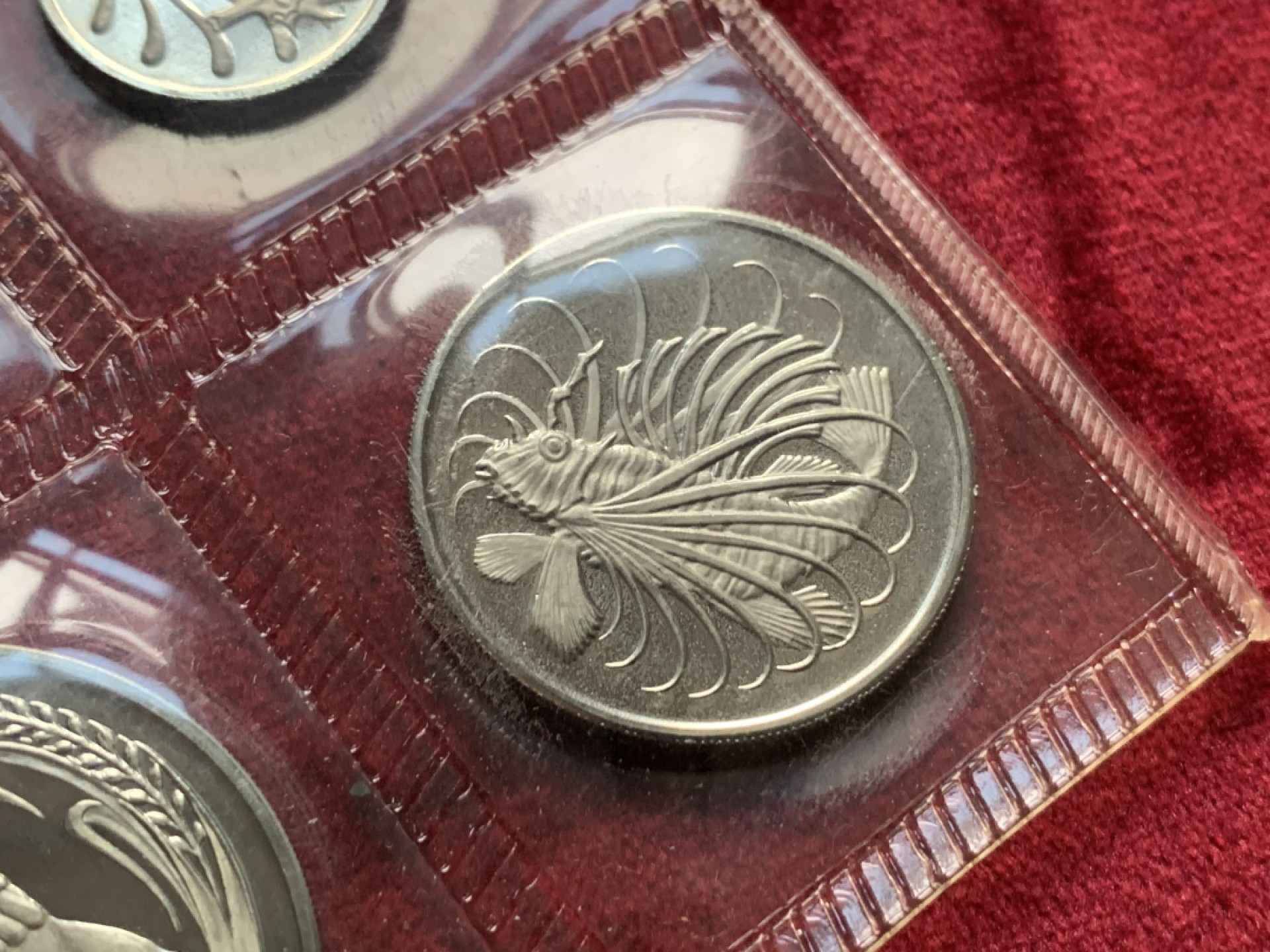 《竞宝斋》第63场-本周日 （全场不限金额包邮） 新加坡1968年原盒精制套币比第一年封装更加精细更少见