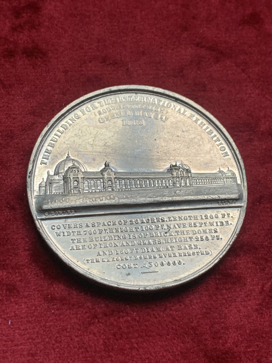 《竞宝斋》第63场-本周日 （全场不限金额包邮） 英国1862年 维多利亚女王  世界博览会纪念章 介绍了世博的规模及建筑特点