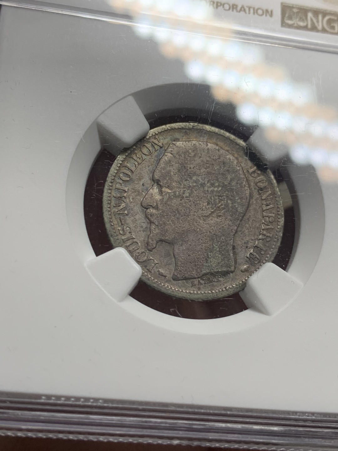 《竞宝斋》第63场-本周日 （全场不限金额包邮） ngc评级1852年拿破仑三世独年总统版1法郎，1法郎要比5法郎少见的多，流通极其充分，基本看不见好品，书价也极高，vf20就要80刀，同分5法郎只要30刀。