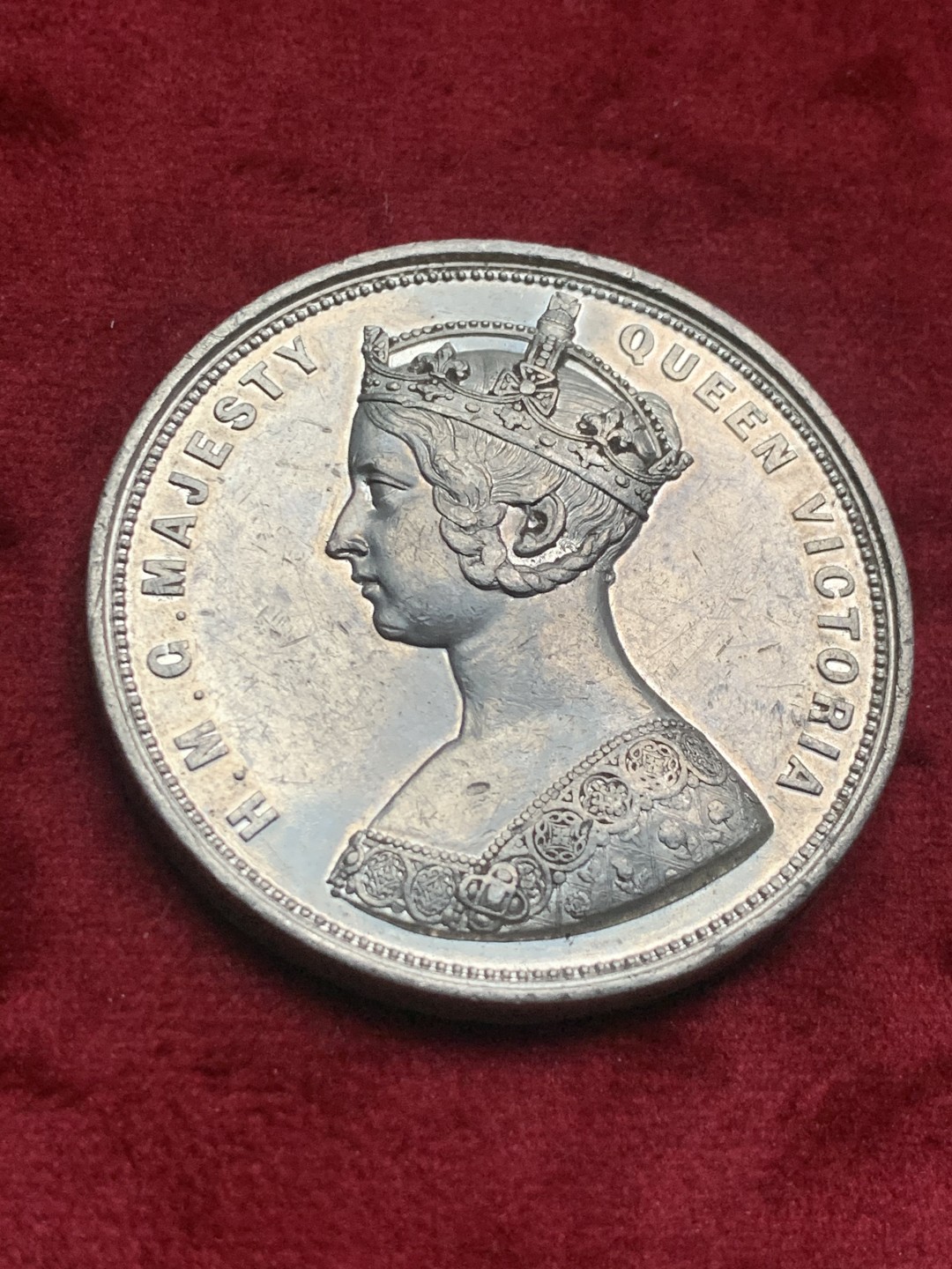 《竞宝斋》第63场-本周日 （全场不限金额包邮） 英国1862年 维多利亚女王  世界博览会纪念章 介绍了世博的规模及建筑特点