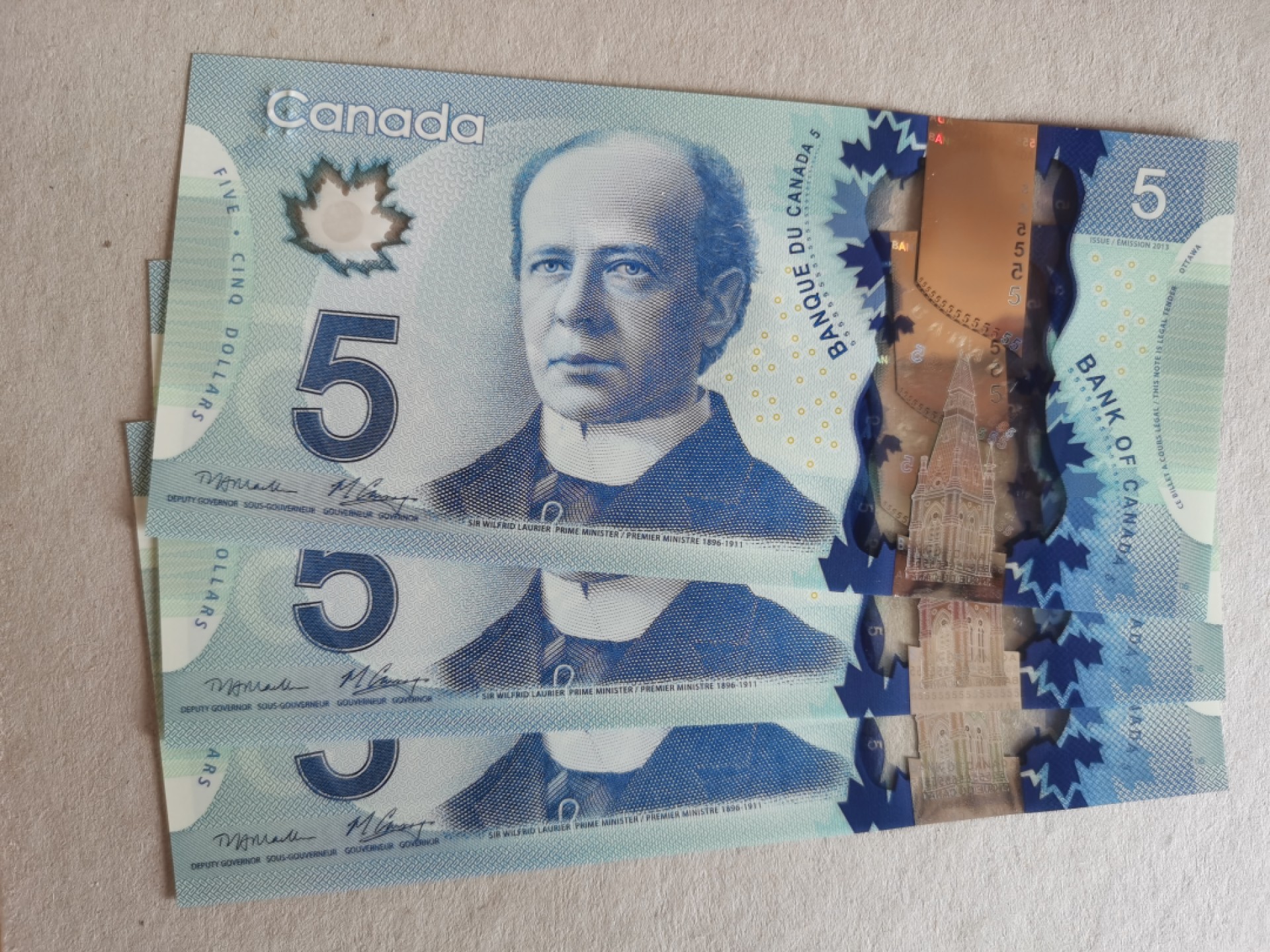 《外钞收藏家》第一百八十一期拍卖 加拿大塑料钞5刀 三张首签 不是普通冠号 全新UNC