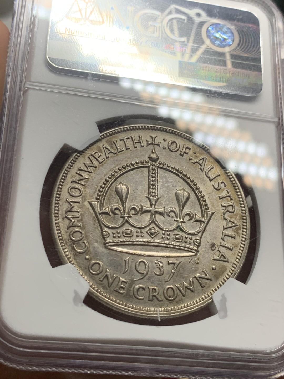 《竞宝斋》第63场-本周日 （全场不限金额包邮） ngc58分1937年澳大利亚乔治六世花冠1克朗，币面带一些黄油包浆挺漂亮的。