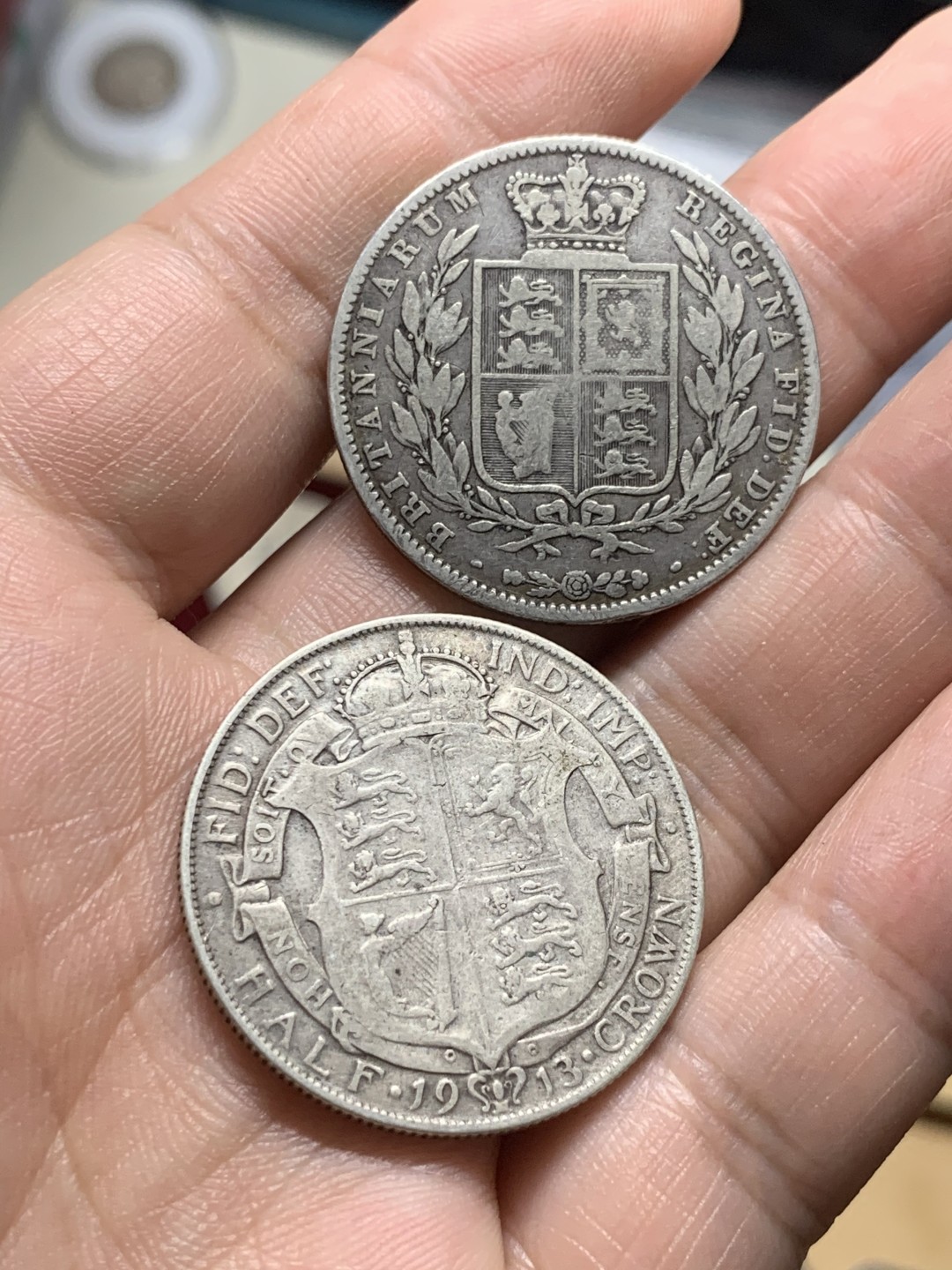 《竞宝斋》第63场-本周日 （全场不限金额包邮） 青年维多利亚、早期高银版乔治五世半克朗一对，流通好品。