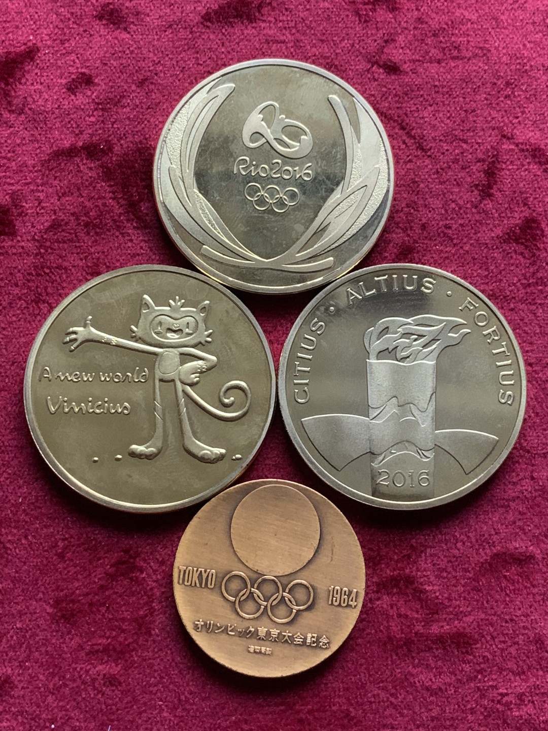 《竞宝斋》第63场-本周日 （全场不限金额包邮） 奥运铜章 4枚 3枚巴西40.1mm直径 ，1枚日本 30mm直径 总重 103.6克