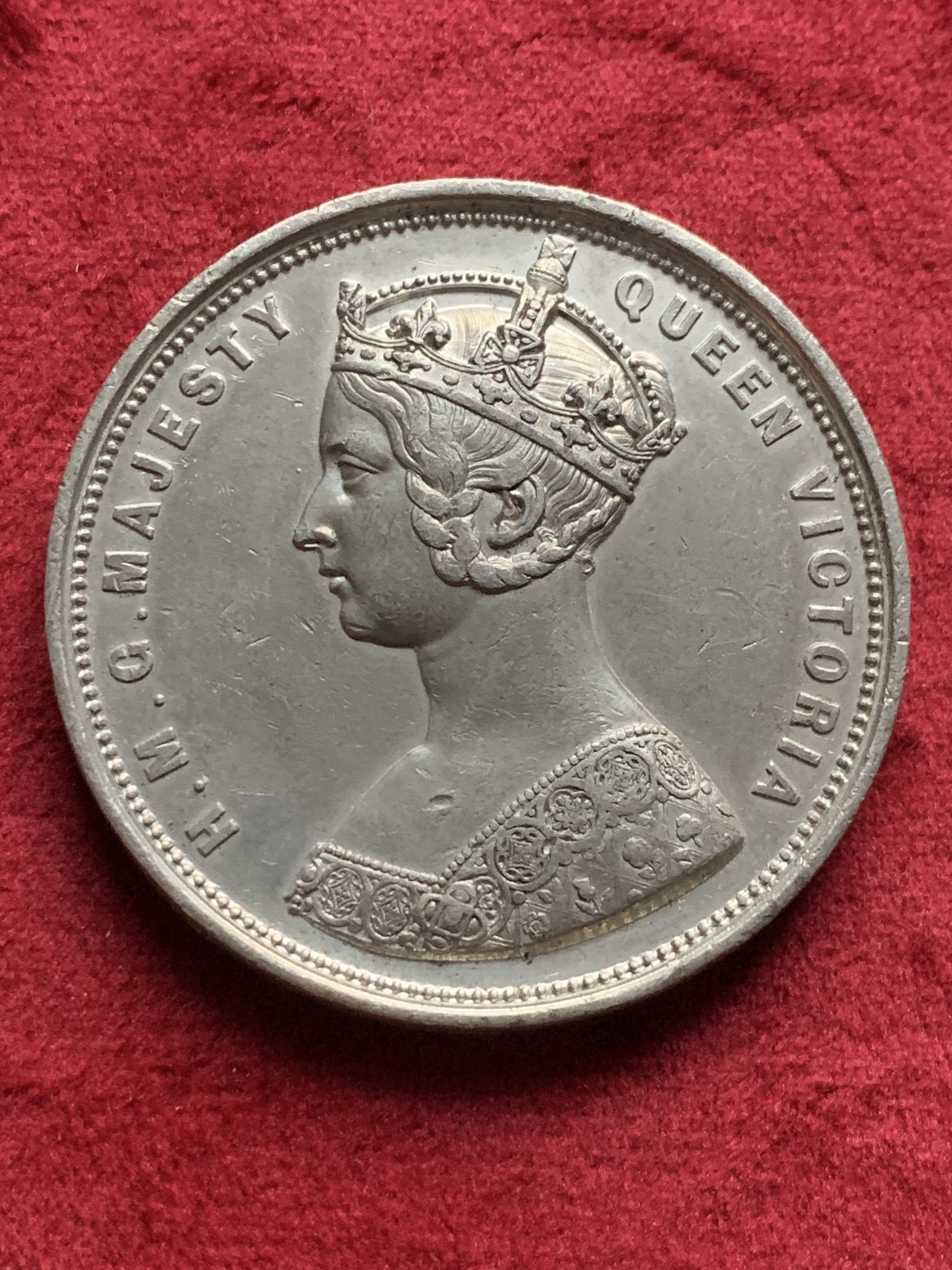 《竞宝斋》第63场-本周日 （全场不限金额包邮） 英国1862年 维多利亚女王  世界博览会纪念章 介绍了世博的规模及建筑特点