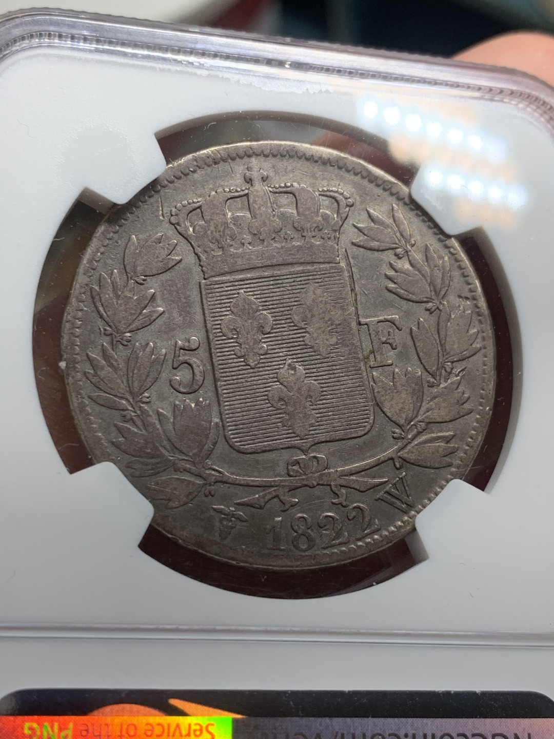 《竞宝斋》第63场-本周日 （全场不限金额包邮） 挑战最低分，ngc 10分1822年 法国 路易十八5法郎，其实背面细节还是不错的，人像面拉胯，w厂也是比较少见的厂别，典型的欧洲紫罗兰包浆，算个趣味品吧。