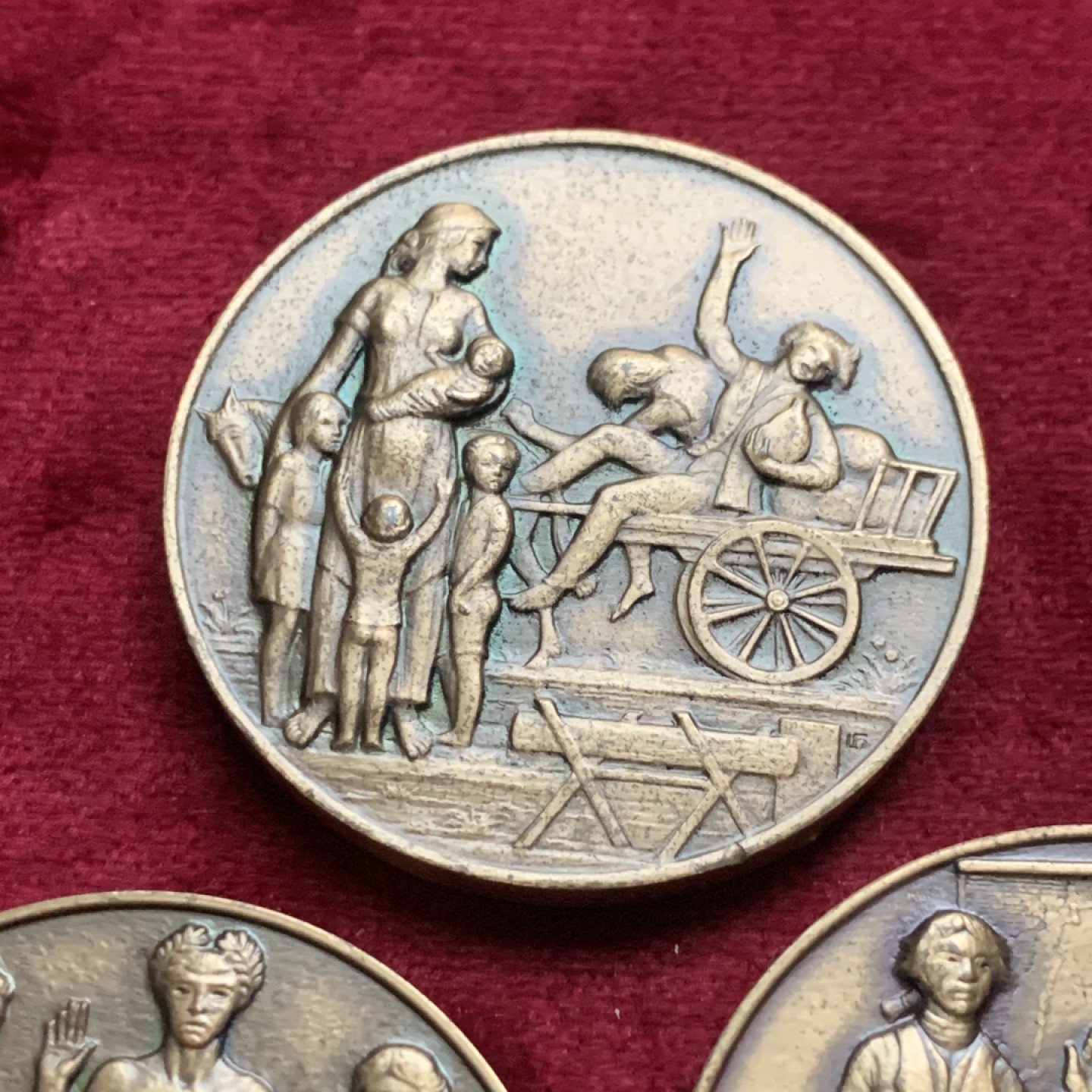 《竞宝斋》第63场-本周日 （全场不限金额包邮） 瑞典 纪念章 3枚一组 边铭带编号 40mm直径 总重128.7克