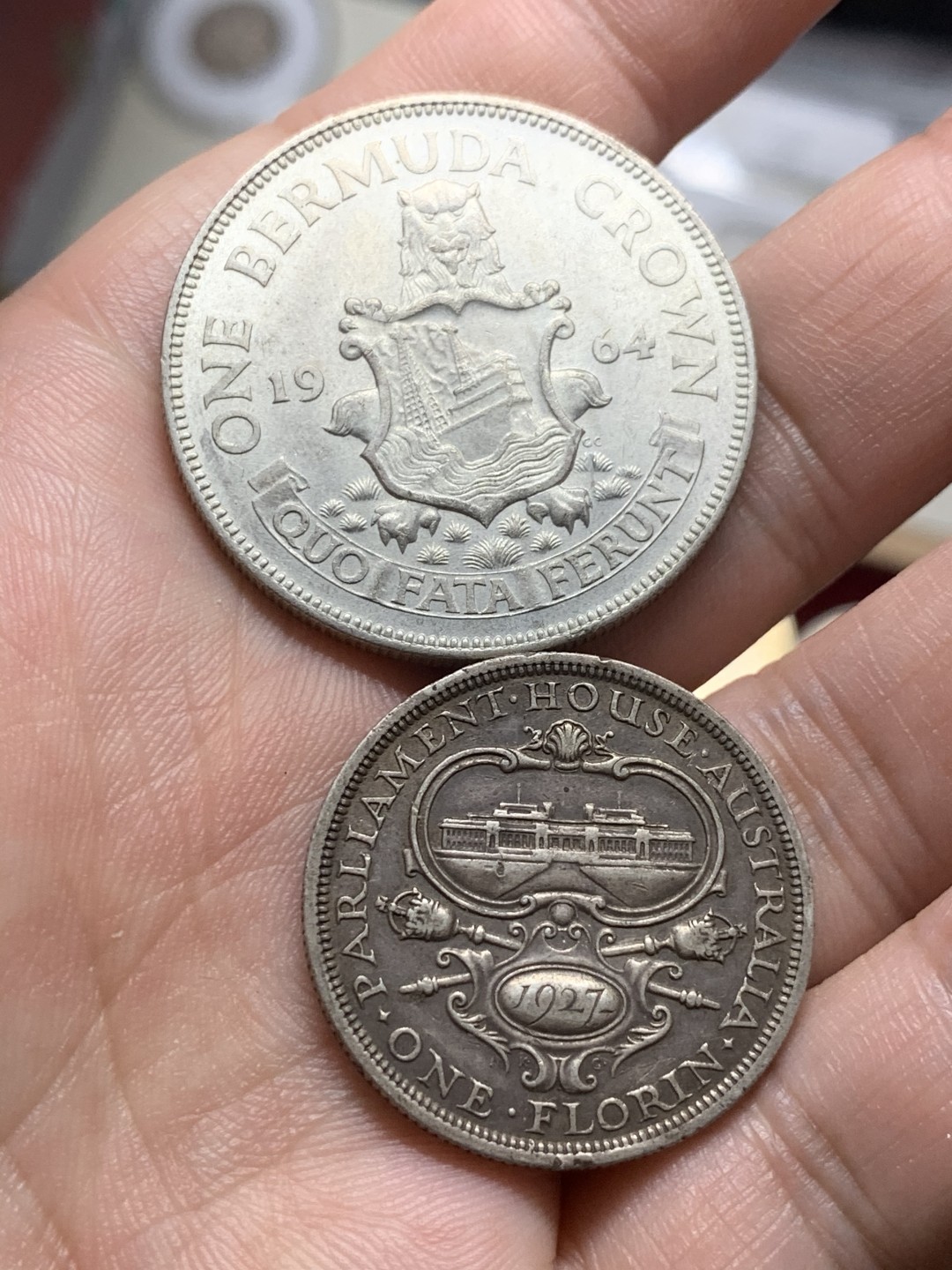 《竞宝斋》第63场-本周日 （全场不限金额包邮） 1964年英属百慕大1克朗大银币bu品相和1927年澳大利亚国会大厦落成纪念1弗洛林纪念银币好品一对。