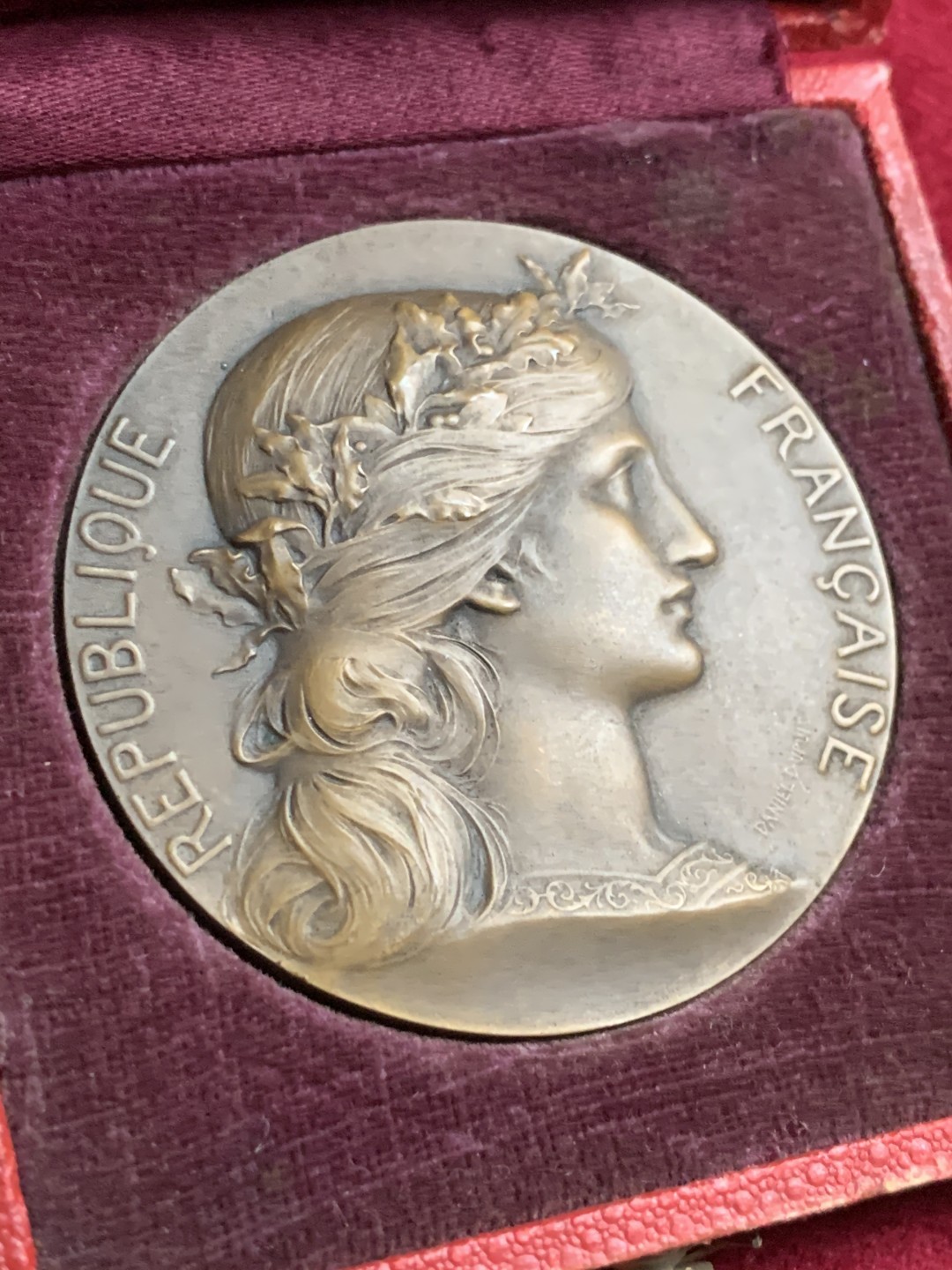 《竞宝斋》第63场-本周日 （全场不限金额包邮） 原盒法国1900年左右花环玛丽安娜军事准备大铜章丹尼尔杜普伊作品 50mm，62.5克，BRONZE铜标